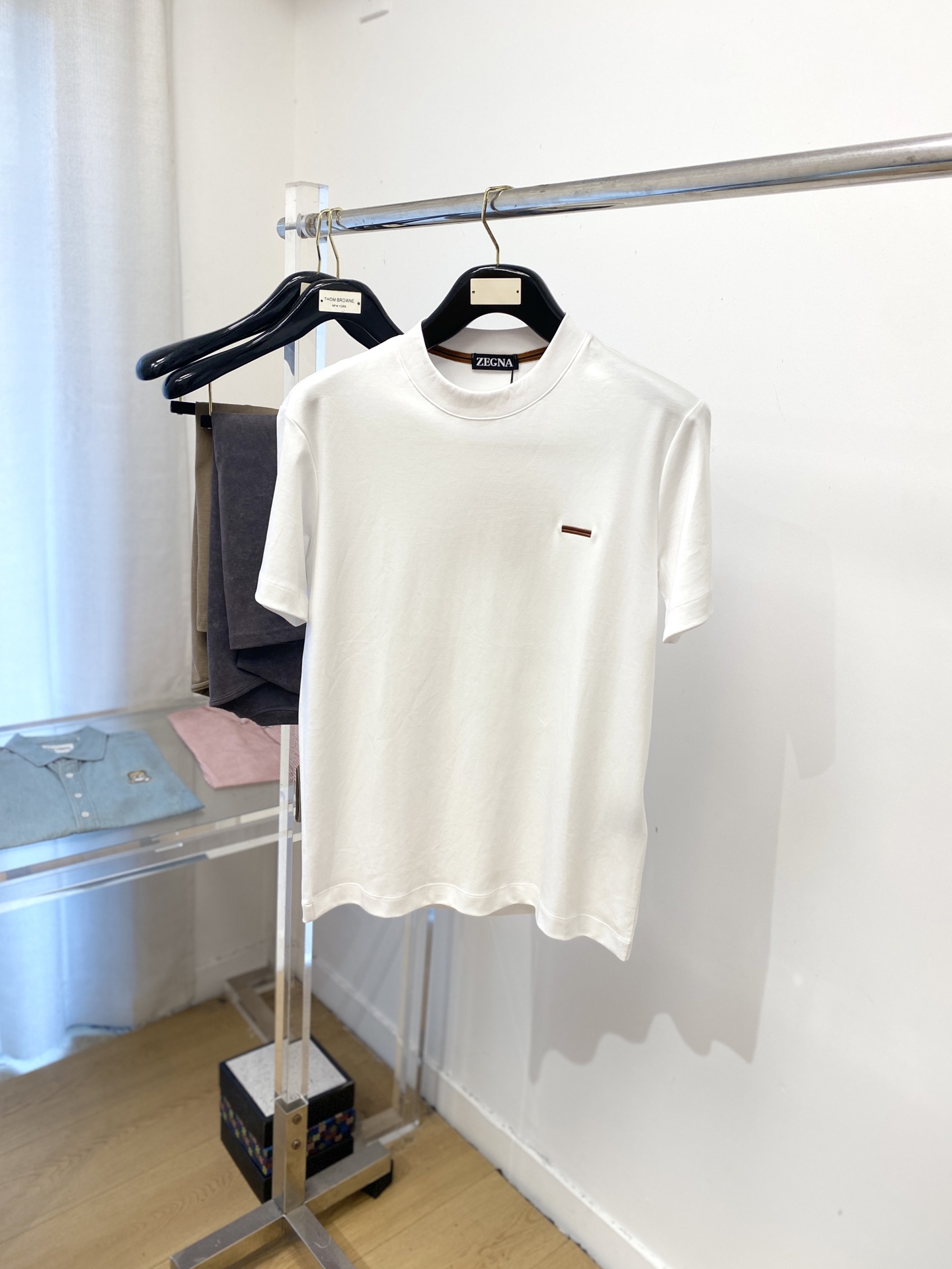 NO:509361,Zenia, 2025 new short-sleeved T-shirt, handsome and fashionable, exquisite embroidered pattern logo on the chest, simple and versatile style. Fabric cotton is not only crisp, maintains the trendy silhouette, and is comfortable to wear, and the yarn is more delicate, the number M-3XL, loro piana, zegna, T-shirt, tees, t-shirt, alexander wang19860909杰尼亚、2025新品短袖T恤,帅气时尚,胸前精致刺绣图案logo,简约百搭款.面料棉 不仅挺括,保持潮流的廓形,又穿着舒适,纱织更细腻,码数M-3XL,,loro piana,zegna,T-shirt,tees，t-shirt,alexander wang,Men's clothing