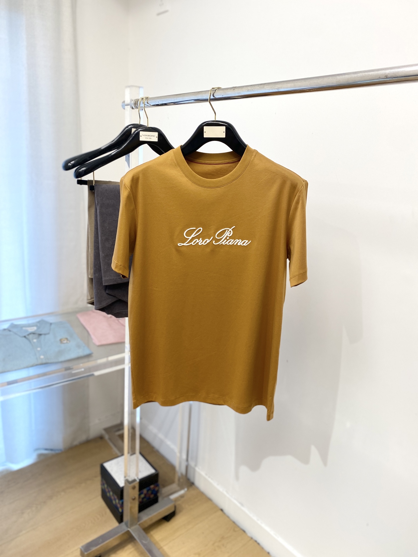 NO:509342,LP, 2025 new short-sleeved T-shirt, handsome and fashionable, exquisite embroidered letter logo on the chest, simple and versatile style. Fabric cotton is not only crisp, maintains the trendy silhouette, and is comfortable to wear, and the yarn is more delicate, the number M-3XL, loro piana, T-shirt, tees, t-shirt, alexander wang19860909LP、2025新品短袖T恤,帅气时尚,胸前精致刺绣字母logo,简约百搭款.面料棉 不仅挺括,保持潮流的廓形,又穿着舒适,纱织更细腻,码数M-3XL,,loro piana,T-shirt,tees，t-shirt,alexander wang,Men's clothing