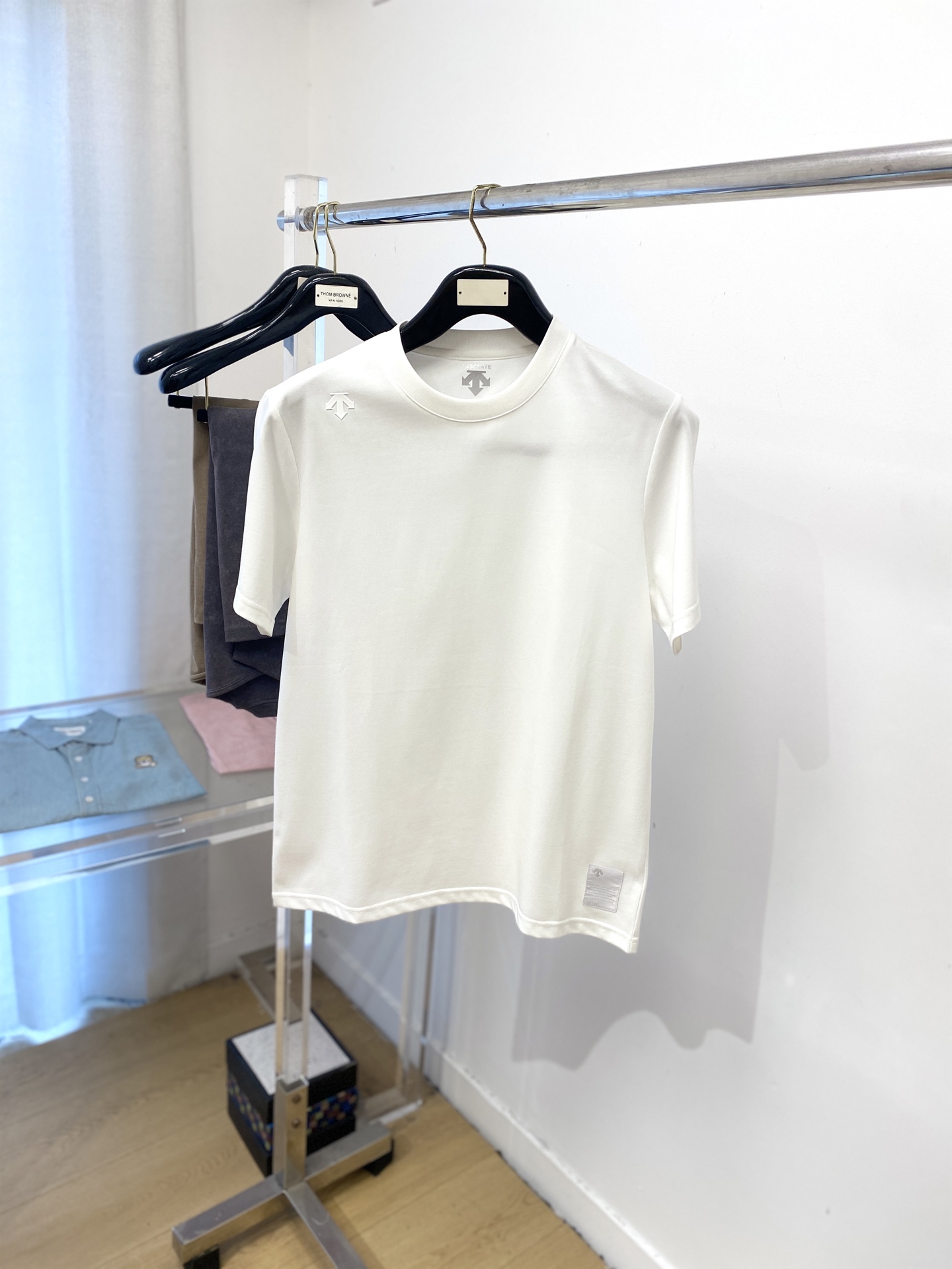 NO:509345,DESCENTE, the latest short-sleeved T-shirt in 2025, handsome and fashionable, top-grade glue-printed pattern logo on the shoulder, simple and versatile style. Fabric cotton is not only crisp, maintains a fashionable silhouette, but also comfortable to wear, and the yarn is more delicate, the number M-3XL, T-shirt,tees, t-shirt,alexander wang19860909DESCENTE迪桑特、2025最新款短袖T恤,帅气时尚,肩部顶级印胶图案logo,简约百搭款.面料棉 不仅挺括,保持潮流的廓形,又穿着舒适,纱织更细腻,码数M-3XL,,T-shirt,tees，t-shirt,alexander wang,Men's clothing