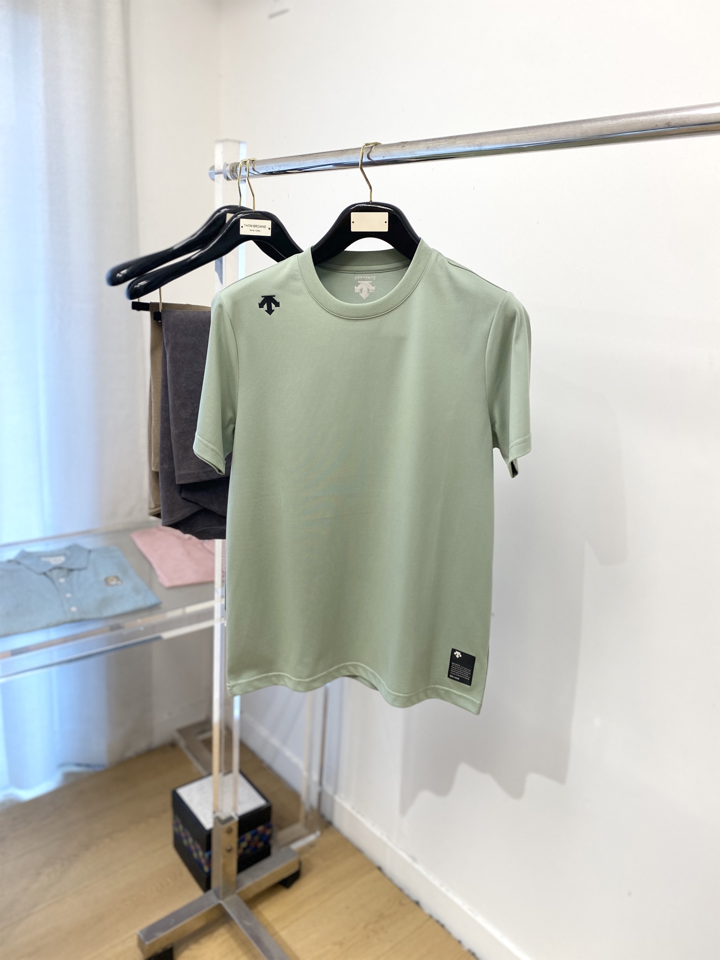 NO:508517,DESCENTE, the latest short-sleeved T-shirt in 2025, handsome and fashionable, top-grade glue-printed pattern logo on the shoulder, simple and versatile style. Fabric cotton is not only crisp, maintains a fashionable silhouette, but also comfortable to wear, and the yarn is more delicate, the number M-3XL, T-shirt,tees, t-shirt,alexander wang19860909DESCENTE迪桑特、2025最新款短袖T恤,帅气时尚,肩部顶级印胶图案logo,简约百搭款.面料棉 不仅挺括,保持潮流的廓形,又穿着舒适,纱织更细腻,码数M-3XL,,T-shirt,tees，t-shirt,alexander wang,Men's clothing