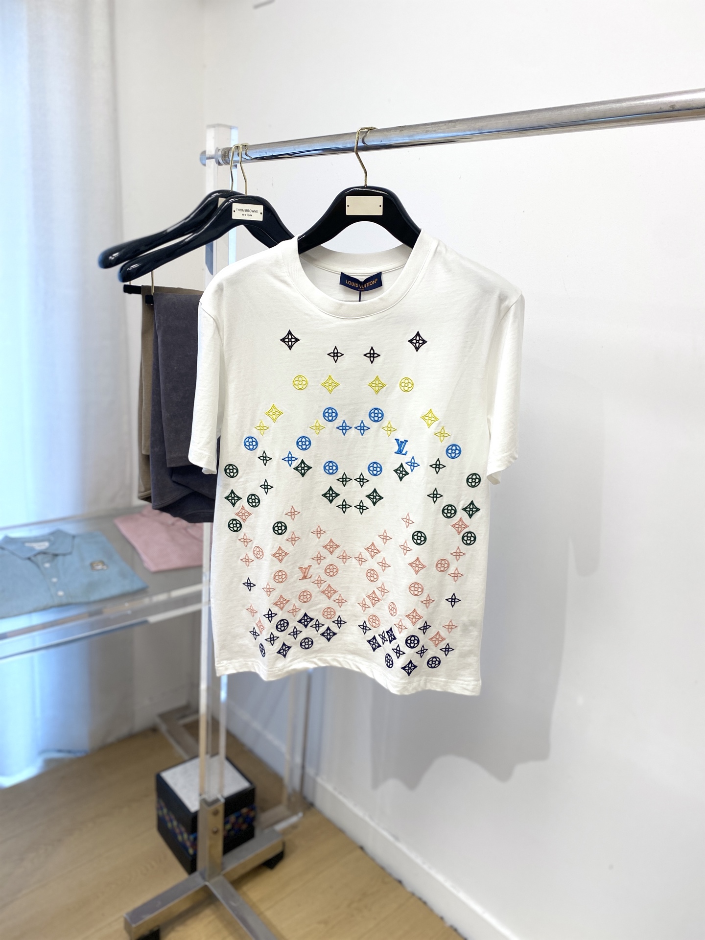 NO:508518,Louis Vuitton, the latest short-sleeved T-shirt in 2025, handsome and fashionable, top digital positioned embroidered letter pattern logo, simple and versatile style. Fabric cotton is not only crisp, maintains the trendy silhouette, and is also comfortable to wear, and the yarn is more delicate, the number M-3XL, louis vuitton, T-shirt, tees, t-shirt, alexander wang19860909路易威登、2025最新款短袖T恤,帅气时尚,顶级数码定位刺绣字母图案logo,简约百搭款.面料棉 不仅挺括,保持潮流的廓形,又穿着舒适,纱织更细腻,码数M-3XL,,louis vuitton,T-shirt,tees，t-shirt,alexander wang,Men's clothing