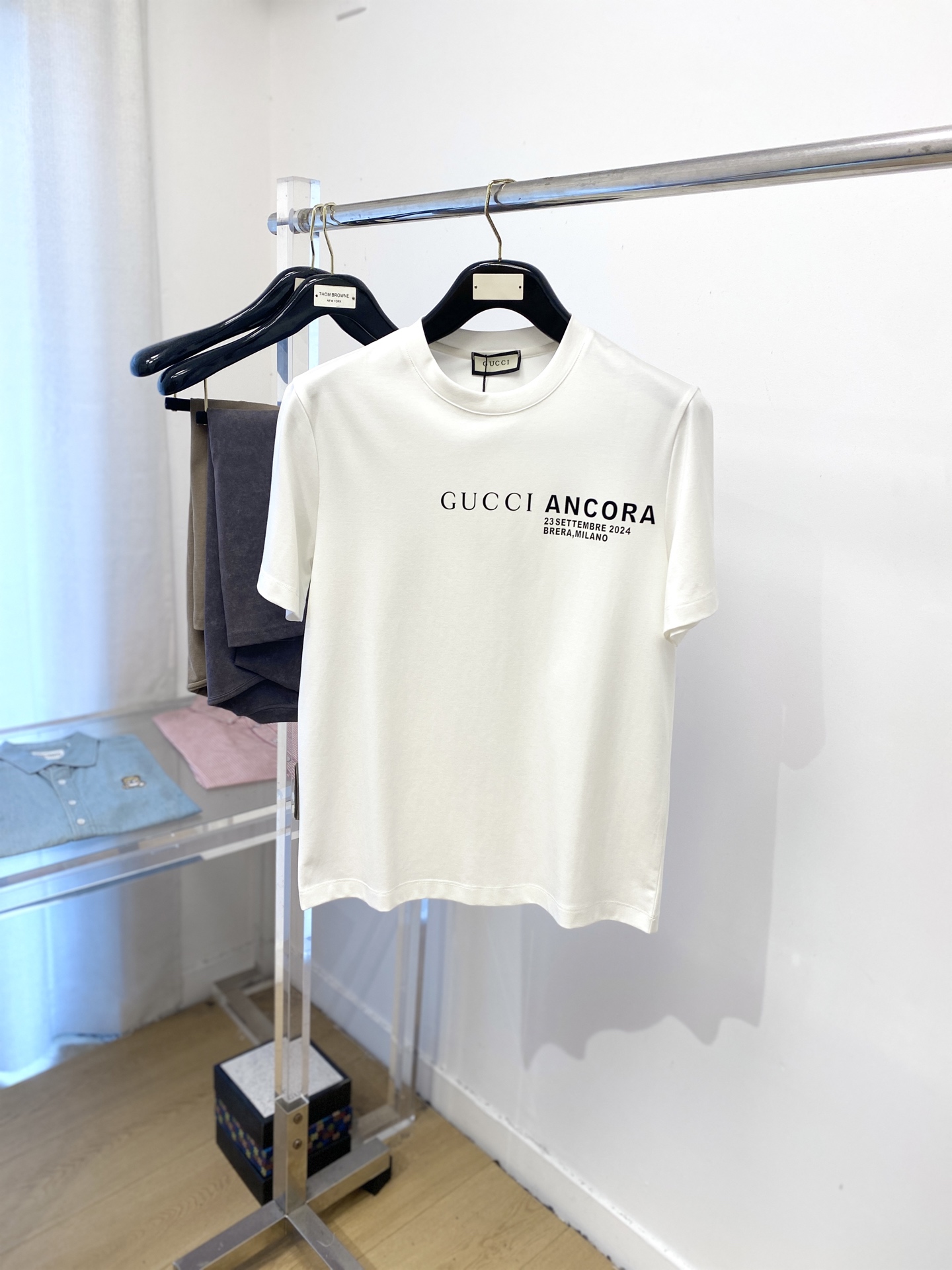 NO:508519,Guqi, the latest short-sleeved T-shirt in 2025, handsome and fashionable, top printed letter logo on the chest, simple and versatile style. The fabric cotton is not only crisp, maintains the trendy silhouette, but also comfortable to wear, and the yarn is more delicate, the number M-3XL, T-shirt,tees, t-shirt,alexander wang19860909古奇、2025最新款短袖T恤,帅气时尚,胸前顶级印花字母logo,简约百搭款.面料棉 不仅挺括,保持潮流的廓形,又穿着舒适,纱织更细腻,码数M-3XL,,T-shirt,tees，t-shirt,alexander wang,Men's clothing