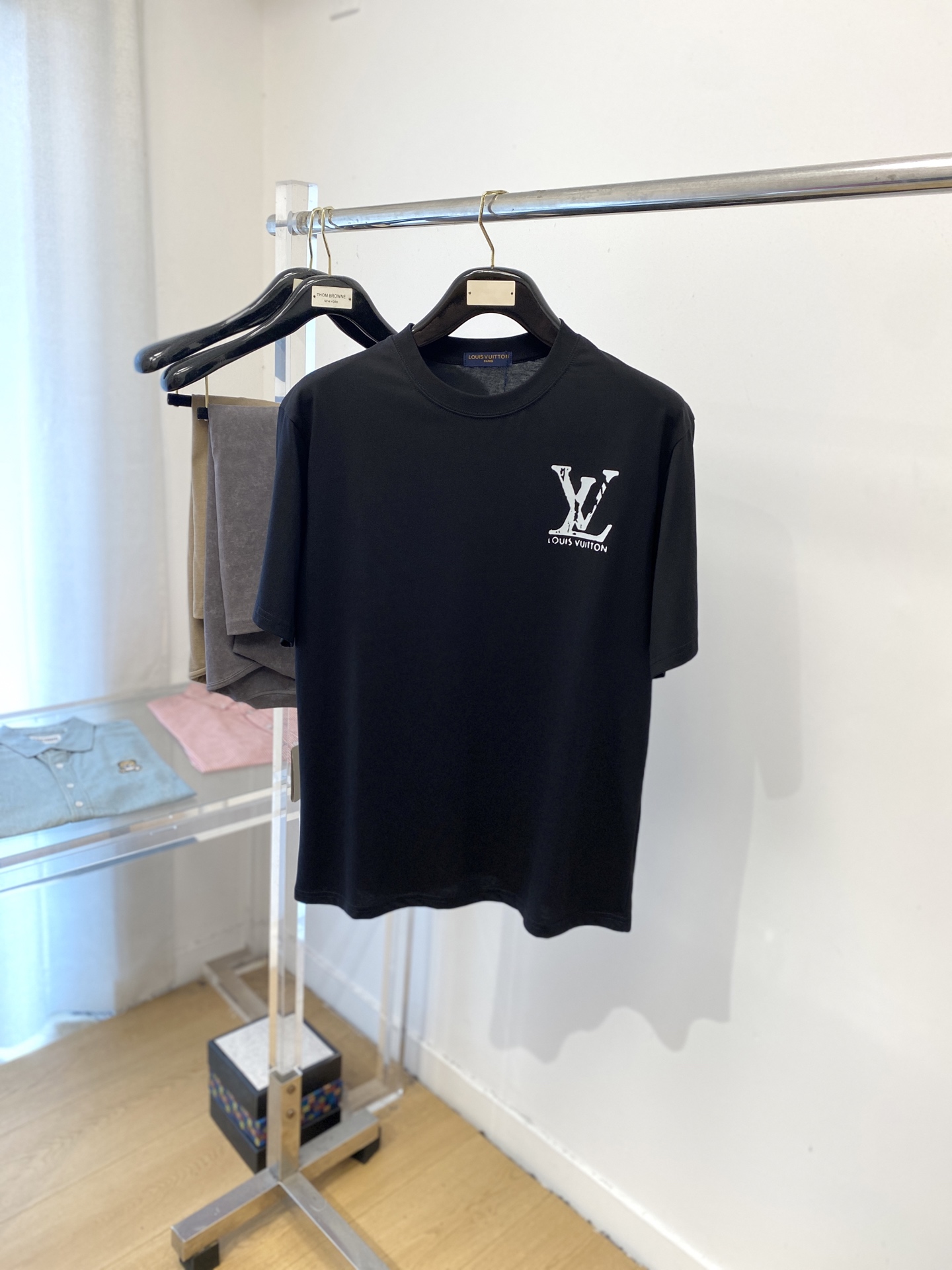 NO:506943,Louis Vuitton, the latest short-sleeved T-shirt in 2025, handsome and fashionable, top printed letter logo on the chest, simple and versatile style. The fabric cotton is not only crisp, maintains the trendy silhouette, but also comfortable to wear, and the yarn is more delicate, S-XXL,,louis vuitton, T-shirt,tees, t-shirt,alexander wang19860909路易威登、2025最新款短袖T恤,帅气时尚,胸前顶级印花字母logo,简约百搭款.面料棉 不仅挺括,保持潮流的廓形,又穿着舒适,纱织更细腻,码数S-XXL,,louis vuitton,T-shirt,tees，t-shirt,alexander wang,Men's clothing
