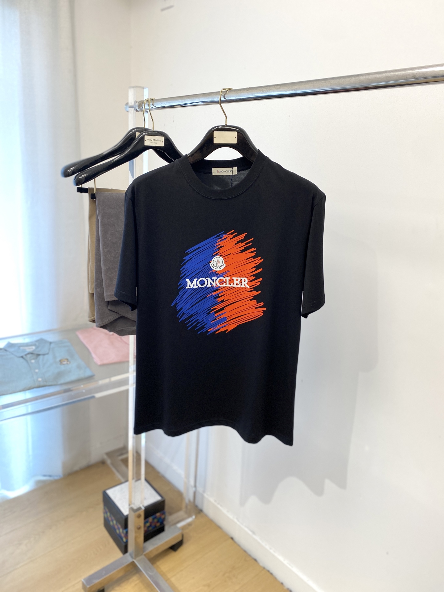 NO:506938,The latest short-sleeved T-shirt in 2025, handsome and fashionable, top-grade printed pattern letter logo on the chest, simple and versatile style. The fabric cotton is not only crisp, maintains the trendy silhouette, but also comfortable to wear, and the yarn is more delicate, S-XXL, Moncler, T-shirt, tees, t-shirt, alexander wang19860909蒙口、2025最新款短袖T恤,帅气时尚,胸前顶级印花图案字母logo,简约百搭款.面料棉 不仅挺括,保持潮流的廓形,又穿着舒适,纱织更细腻,码数S-XXL,,Moncler,T-shirt,tees，t-shirt,alexander wang,Men's clothing