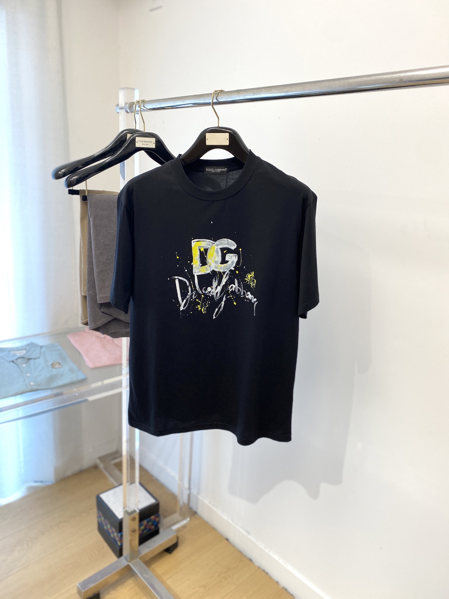 NO:506934,DG, the latest short-sleeved T-shirt in 2025, handsome and fashionable, top printed letter logo on the chest, simple and versatile style. The fabric cotton is not only crisp, maintains the trendy silhouette, but also comfortable to wear, and the yarn is more delicate, S-XXL, T-shirt,tees, t-shirt,alexander wang19860909DG、2025最新款短袖T恤,帅气时尚,胸前顶级印花字母logo,简约百搭款.面料棉 不仅挺括,保持潮流的廓形,又穿着舒适,纱织更细腻,码数S-XXL,,T-shirt,tees，t-shirt,alexander wang,Men's clothing