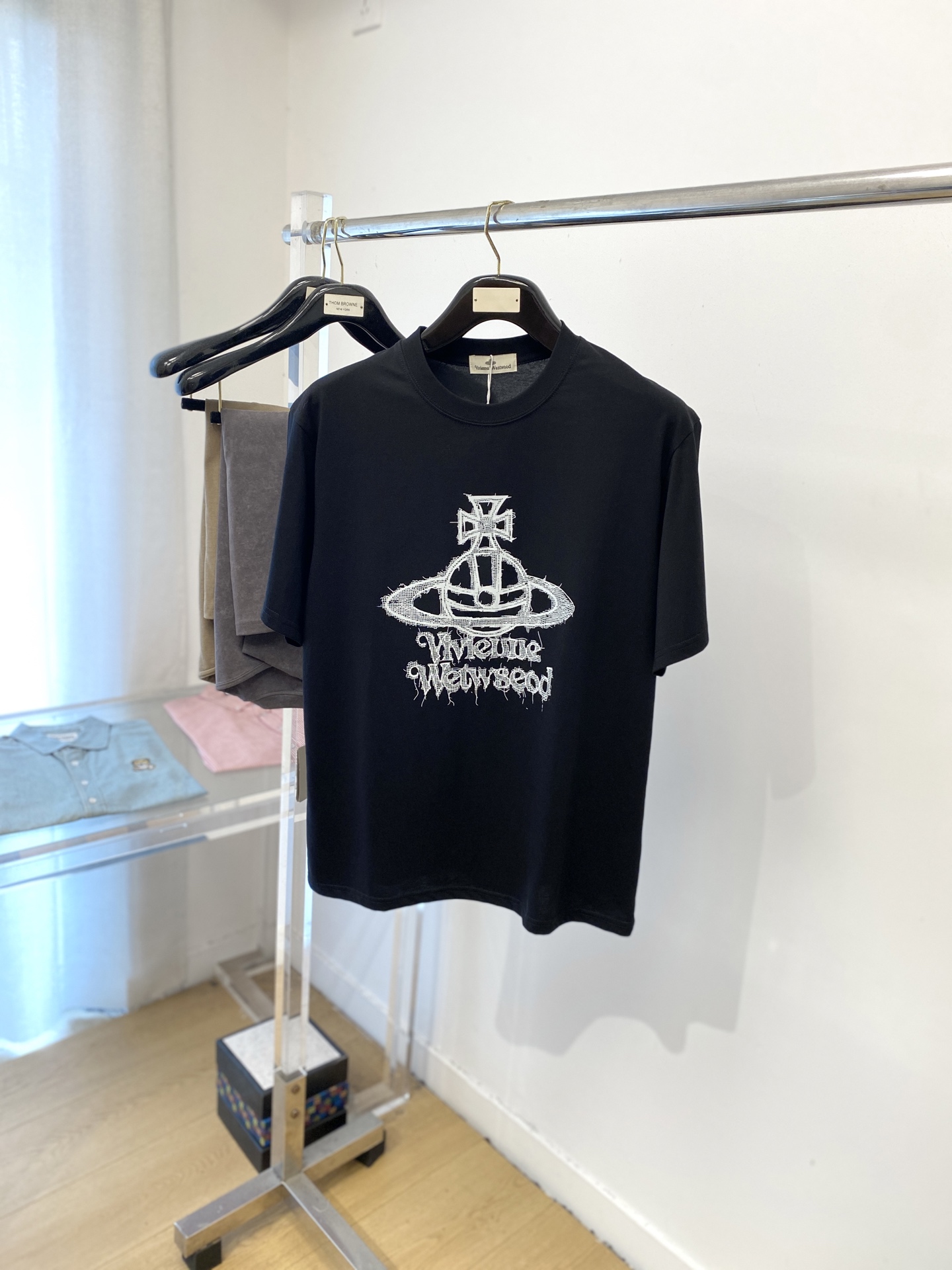 NO:506930,Vivian, the latest short-sleeved T-shirt in 2025, handsome and fashionable, top-grade printed pattern letter logo on the chest, simple and versatile style. The fabric cotton is not only crisp, maintains the trendy silhouette, but also comfortable to wear, and the yarn is more delicate, S-XXL, T-shirt,tees, t-shirt,alexander wang19860909薇薇安、2025最新款短袖T恤,帅气时尚,胸前顶级印花图案字母logo,简约百搭款.面料棉 不仅挺括,保持潮流的廓形,又穿着舒适,纱织更细腻,码数S-XXL,,T-shirt,tees，t-shirt,alexander wang,Men's clothing