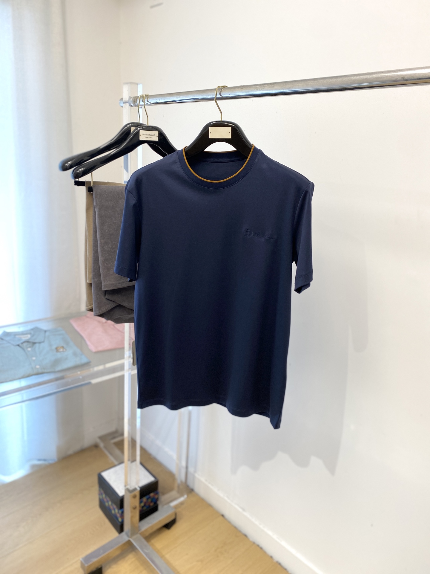 NO:506926,LP, the latest short-sleeved T-shirt in 2025, handsome and fashionable, exquisite embroidered pattern letter logo on the chest, simple and versatile style. The fabric cotton is not only crisp, maintains the trendy silhouette, and is also comfortable to wear, with more delicate yarn. The number of codes M-3XL, loro piana, T-shirt, tees, t-shirt, alexander wang19860909LP、2025最新款短袖T恤,帅气时尚,胸前精致刺绣图案字母logo,简约百搭款.面料棉 不仅挺括,保持潮流的廓形,又穿着舒适,纱织更细腻,码数M-3XL,,loro piana,T-shirt,tees，t-shirt,alexander wang,Men's clothing