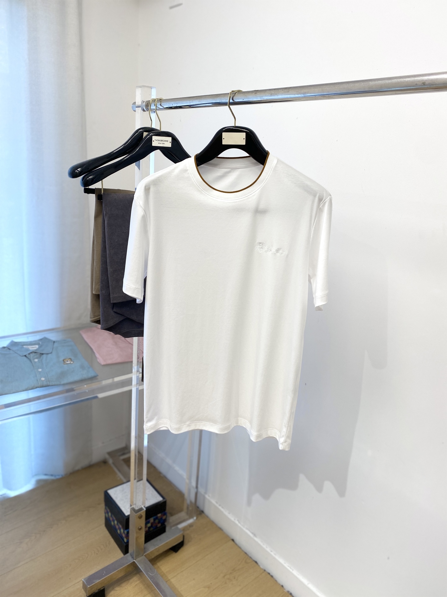 NO:508550,LP, the latest short-sleeved T-shirt in 2025, handsome and fashionable, exquisite embroidered pattern letter logo on the chest, simple and versatile style. The fabric cotton is not only crisp, maintains the trendy silhouette, and is also comfortable to wear, with more delicate yarn. The number of codes M-3XL, loro piana, T-shirt, tees, t-shirt, alexander wang19860909LP、2025最新款短袖T恤,帅气时尚,胸前精致刺绣图案字母logo,简约百搭款.面料棉 不仅挺括,保持潮流的廓形,又穿着舒适,纱织更细腻,码数M-3XL,,loro piana,T-shirt,tees，t-shirt,alexander wang,Men's clothing