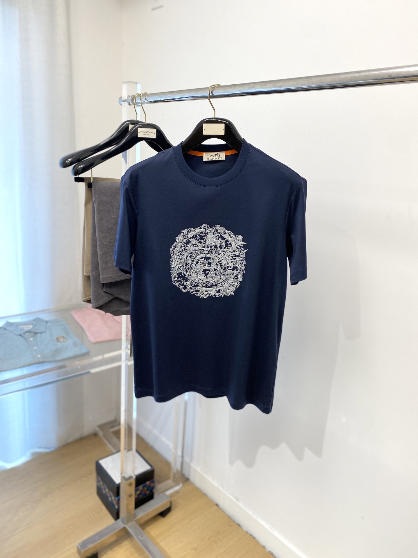 NO:506921,Hermes, the latest short-sleeved T-shirt in 2025, handsome and fashionable, exquisite embroidered pattern letter logo on the chest, simple and versatile style. The fabric cotton is not only crisp, maintains the trendy silhouette, but also comfortable to wear, and the yarn is more delicate, the number M-3XL, hermes, T-shirt,tees, t-shirt,alexander wang19860909爱马仕、2025最新款短袖T恤,帅气时尚,胸前精致刺绣图案字母logo,简约百搭款.面料棉 不仅挺括,保持潮流的廓形,又穿着舒适,纱织更细腻,码数M-3XL,,hermes,T-shirt,tees，t-shirt,alexander wang,Men's clothing