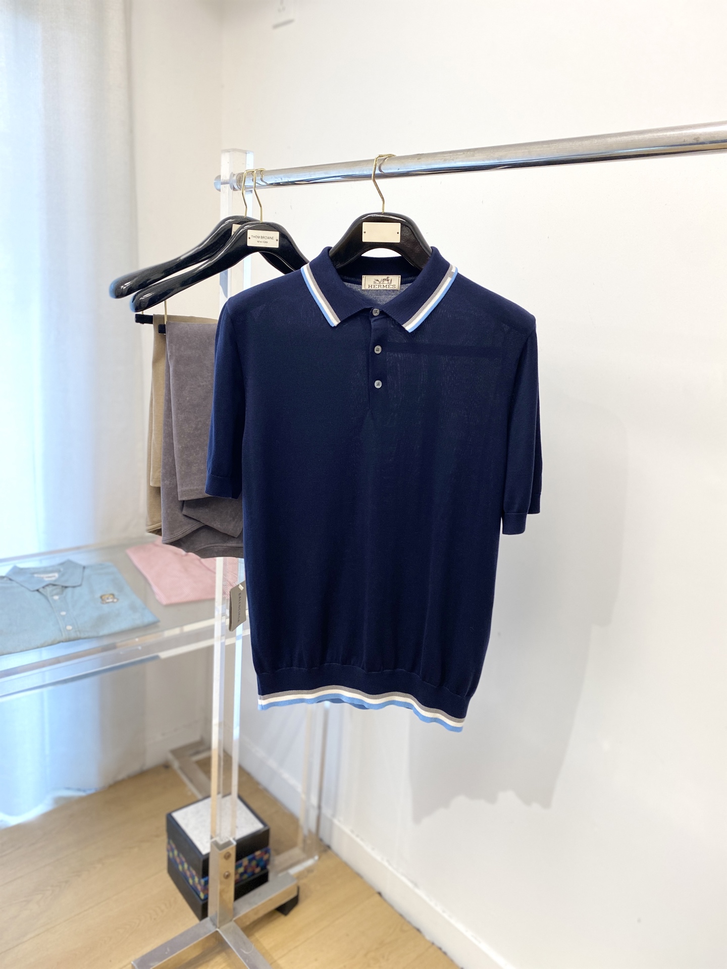 NO:508551,Hermes, the latest knitted short-sleeved T-shirt in 2025, handsome, fashionable, simple and versatile. Fabric cotton is not only crisp, maintains a fashionable silhouette, but also comfortable to wear, and the yarn is more delicate. The number of codes M-3XL, hermes, T-shirt,tees, t-shirt,alexander wang19860909爱马仕、2025最新款针织短袖T恤,帅气时尚,简约百搭款.面料棉 不仅挺括,保持潮流的廓形,又穿着舒适,纱织更细腻,码数M-3XL,,hermes,T-shirt,tees，t-shirt,alexander wang,Men's clothing