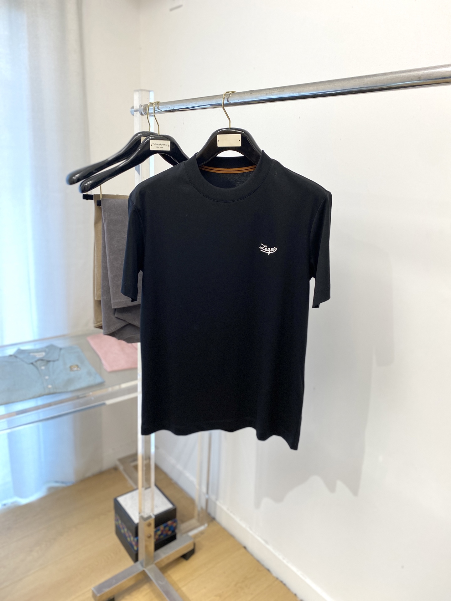 NO:508549,Zenia, the latest short-sleeved T-shirt in 2025, handsome and fashionable, exquisite embroidered letter logo on the chest, simple and versatile style. The fabric cotton is not only crisp, maintains the trendy silhouette, but also comfortable to wear, and the yarn is more delicate, the number M-3XL, zegna, T-shirt,tees, t-shirt,alexander wang19860909杰尼亚、2025最新款短袖T恤,帅气时尚,胸前精致刺绣字母logo,简约百搭款.面料棉 不仅挺括,保持潮流的廓形,又穿着舒适,纱织更细腻,码数M-3XL,,zegna,T-shirt,tees，t-shirt,alexander wang,Men's clothing