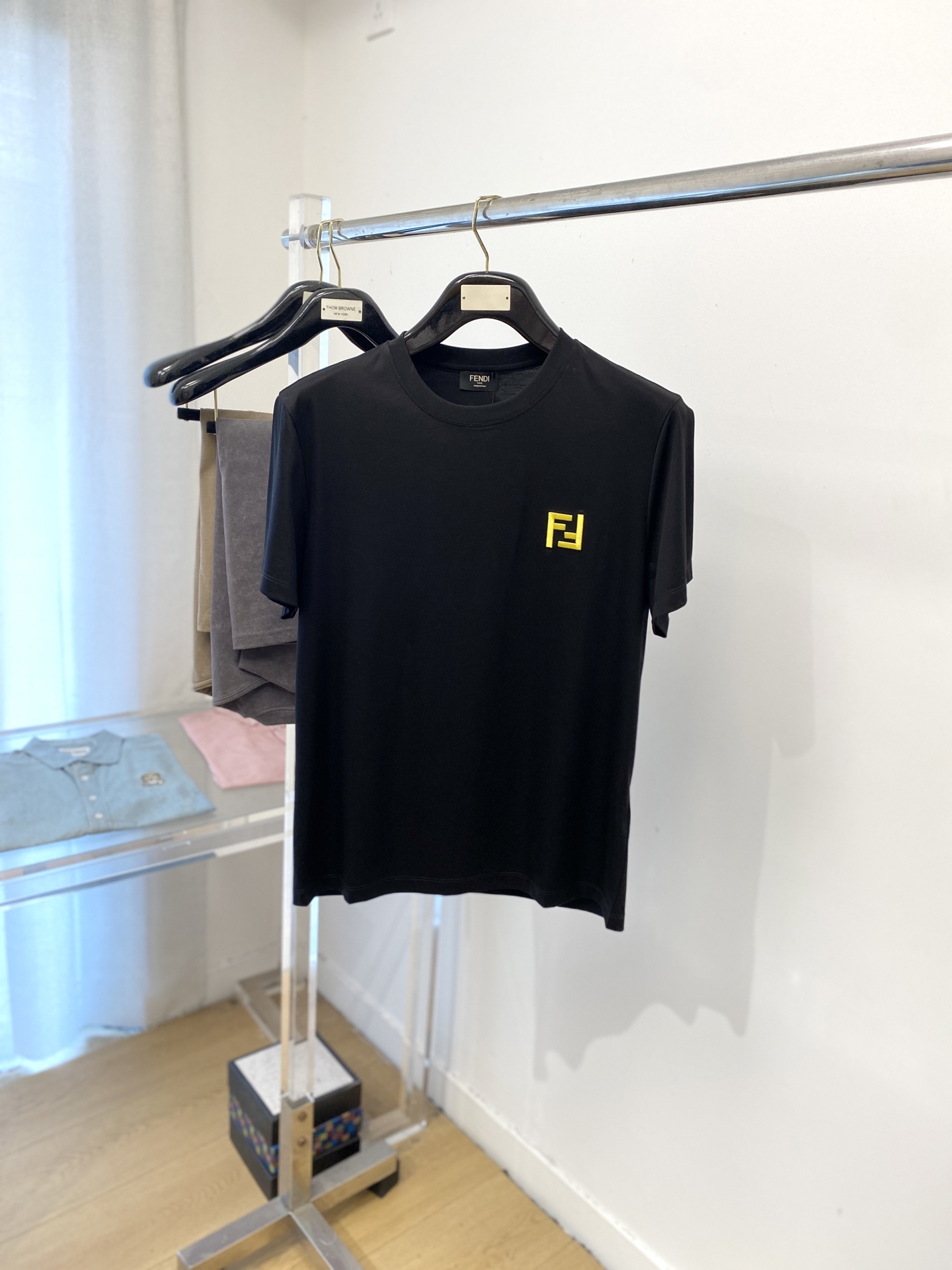 NO:508540,Fendi, the latest short-sleeved T-shirt in 2025, handsome and fashionable, exquisite embroidered letter logo on the chest, simple and versatile style. The fabric cotton is not only crisp, maintains the trendy silhouette, and is also comfortable to wear, and the yarn is more delicate, the number M-3XL, fendi, T-shirt, tees, t-shirt, alexander wang19860909芬迪、2025最新款短袖T恤,帅气时尚,胸前精致刺绣字母logo,简约百搭款.面料棉 不仅挺括,保持潮流的廓形,又穿着舒适,纱织更细腻,码数M-3XL,,fendi,T-shirt,tees，t-shirt,alexander wang,Men's clothing