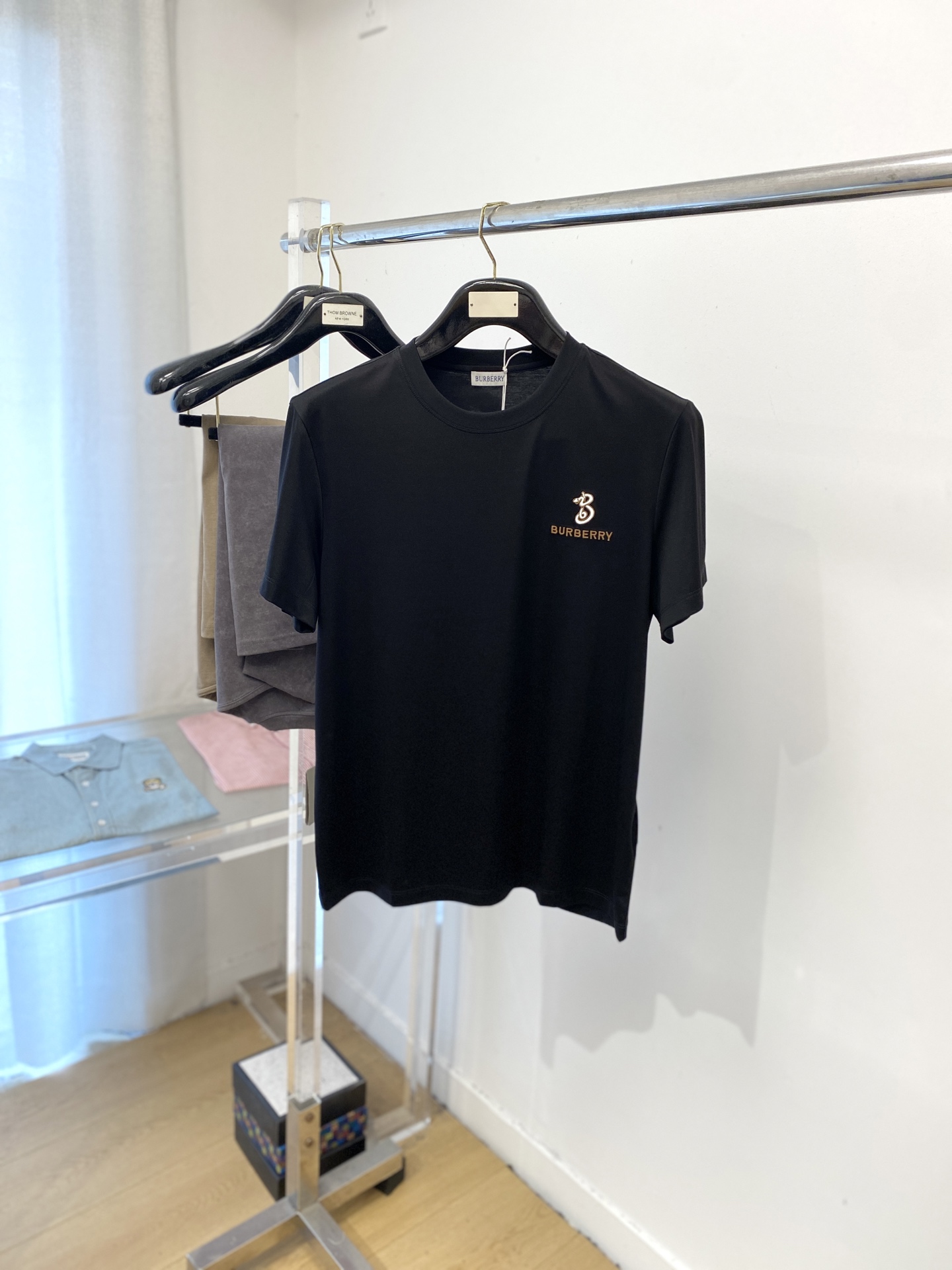 NO:508537,Burberry, the latest short-sleeved T-shirt in 2025, handsome and fashionable, exquisite embroidered pattern letter logo on the chest, simple and versatile style. The fabric cotton is not only crisp, maintains the trendy silhouette, but also comfortable to wear, and the yarn is more delicate, the number M-3XL, burberry, T-shirt, tees, t-shirt, alexander wang19860909巴宝莉、2025最新款短袖T恤,帅气时尚,胸前精致刺绣图案字母logo,简约百搭款.面料棉 不仅挺括,保持潮流的廓形,又穿着舒适,纱织更细腻,码数M-3XL,,burberry,T-shirt,tees，t-shirt,alexander wang,Men's clothing