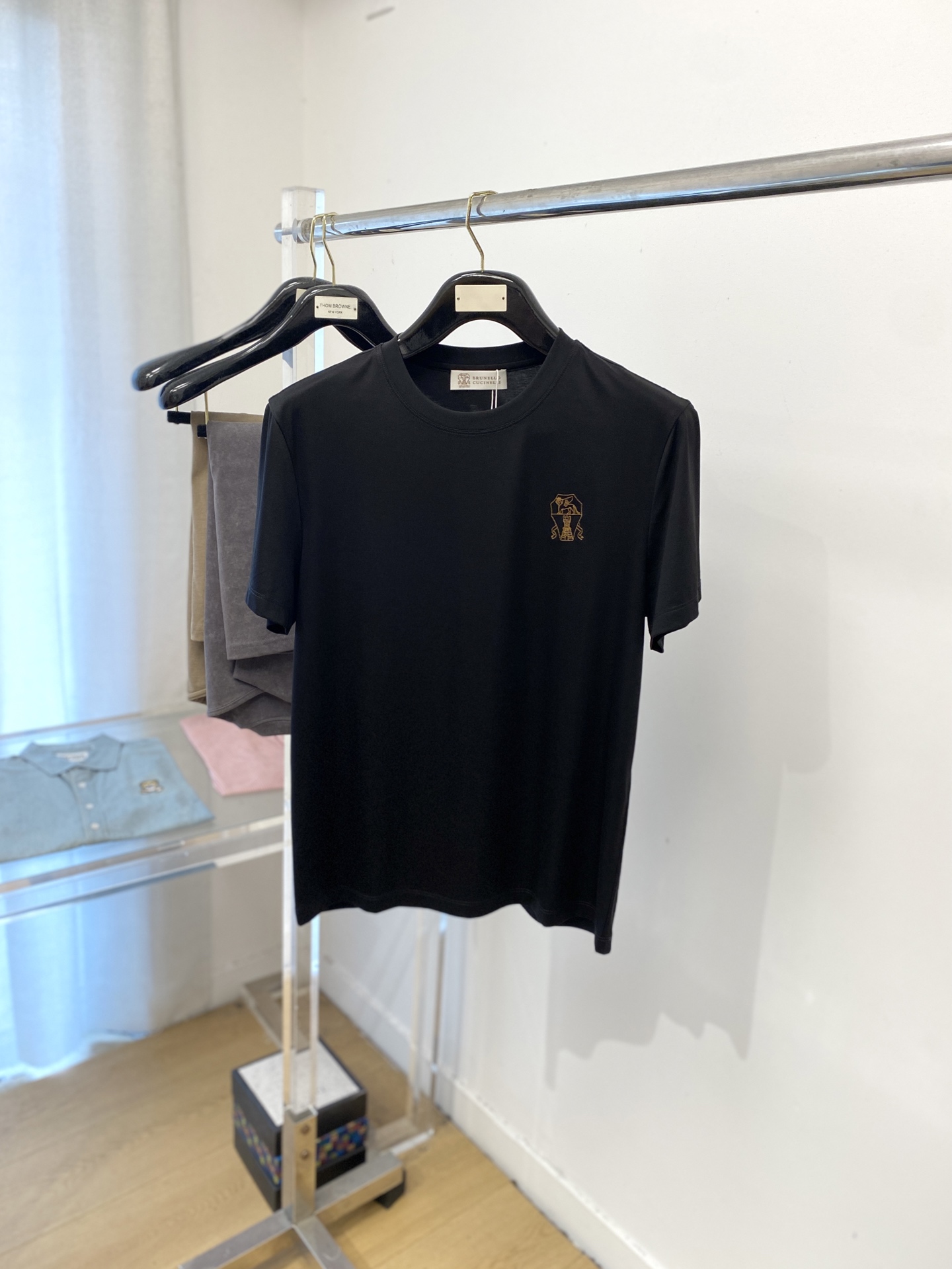 NO:508534,Brunello Cucinelli, 2025 new short-sleeved T-shirt, handsome and fashionable, exquisite embroidered pattern logo on the chest, simple and versatile style. Fabric cotton is not only crisp, maintains a fashionable silhouette, and is comfortable to wear, and the yarn is more delicate. The number M-3XL, brunello cucinelli, T-shirt, tees, t-shirt, alexander wang19860909Brunello Cucinelli、2025新品短袖T恤,帅气时尚,胸前精致刺绣图案logo,简约百搭款.面料棉 不仅挺括,保持潮流的廓形,又穿着舒适,纱织更细腻,码数M-3XL,,brunello cucinelli,T-shirt,tees，t-shirt,alexander wang,Men's clothing