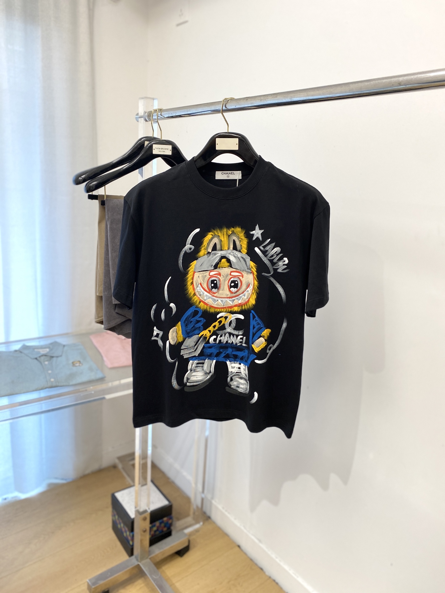 NO:508531,CHANEL Chanel, the latest short-sleeved T-shirt in 2025, handsome and fashionable, top-grade printed pattern letter logo on the chest, simple and versatile style. Fabric cotton is not only crisp, maintains a fashionable silhouette, but also comfortable to wear, and the yarn is more delicate, the number M-2XL, chanel, chanel, T-shirt, tees, t-shirt, alexander wang19860909CHANEL香奈儿、2025最新款短袖T恤,帅气时尚,胸前顶级印花图案字母logo,简约百搭款.面料棉 不仅挺括,保持潮流的廓形,又穿着舒适,纱织更细腻,码数M-2XL,,chanel,chanel,T-shirt,tees，t-shirt,alexander wang,Men's clothing