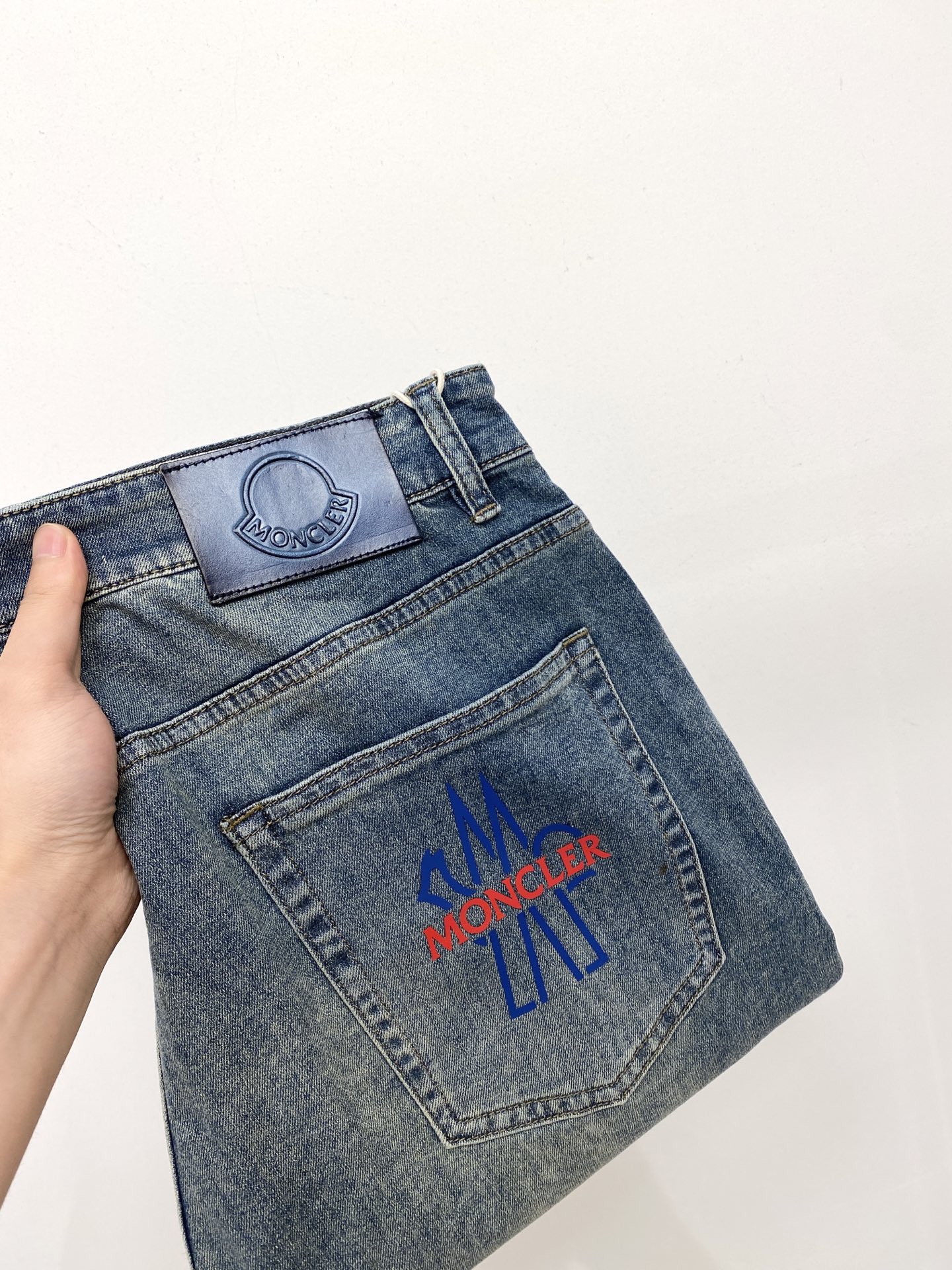 NO:508542,The latest products of the hood, 2025, the counter is available at the same time, original single-order goods, water-washed casual jeans, imported original washing elastic fabric, comfortable and elastic, original hardware and auxiliary decorative logo, super positive style, extremely high grade, counter quality, fashionable and stylish upper body, 29-38, Moncler, jeans, alexander wang19860909蒙口、2025最新品,专柜同步有售,原单狠货,水洗休闲牛仔裤,进口原版水洗弹力面料,舒适有弹性,原版五金辅料装饰logo,版型超正,档次极高,专柜品质,上身时尚有型,码数29-38,,Moncler,jeans,alexander wang,Men's clothing