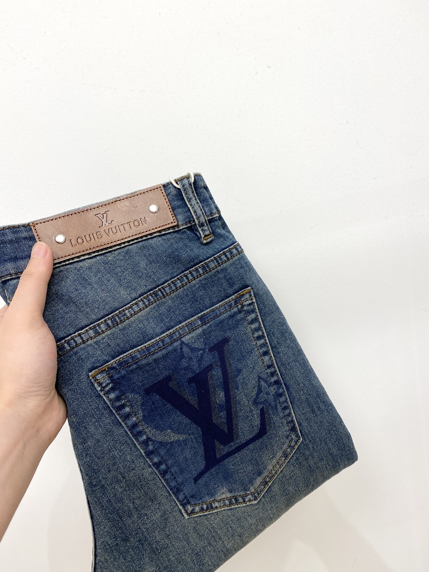 NO:508527,LV, 2025 latest products, special counters are available at the same time, original singles, washable casual jeans, imported original washing elastic fabric, comfortable and elastic, original hardware and auxiliary decorative logo, super positive style, extremely high grade, counter quality, fashionable and stylish upper body, 29-38,, louis vuitton, jeans, alexander wang19860909LV、2025最新品,专柜同步有售,原单狠货,水洗休闲牛仔裤,进口原版水洗弹力面料,舒适有弹性,原版五金辅料装饰logo,版型超正,档次极高,专柜品质,上身时尚有型,码数29-38,,louis vuitton,jeans,alexander wang,Men's clothing