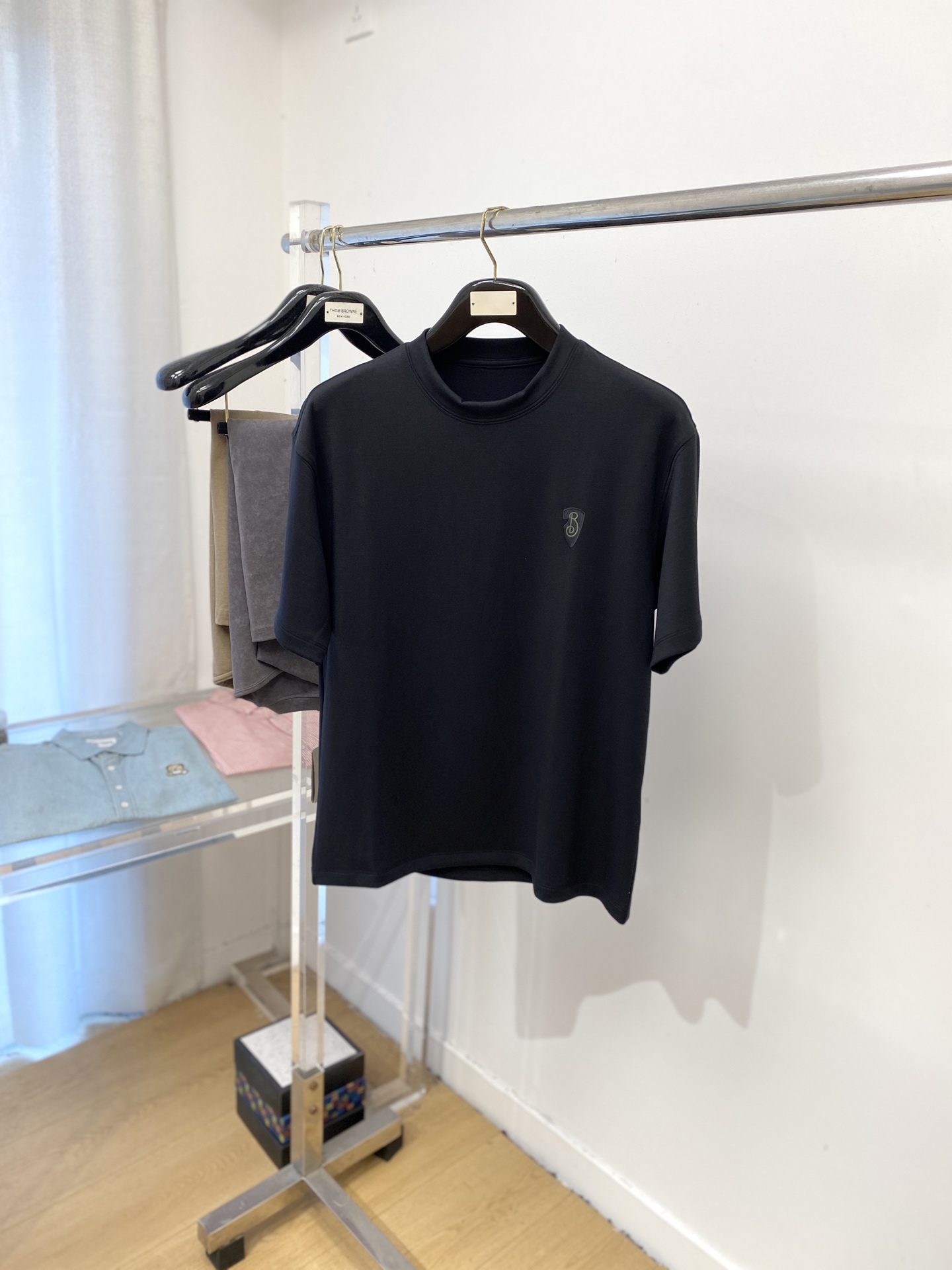 NO:489694,Burberry, the latest short-sleeved T-shirt in 2025, handsome and fashionable, exquisite embroidered letter logo on the chest, simple and versatile style. Fabric cotton is not only crisp, maintains a fashionable silhouette, but also comfortable to wear, with more delicate yarn, and size M-3XL, burberry, T-shirt, tees, t-shirt, alexander wang19860909巴宝莉、2025最新款短袖T恤,帅气时尚,胸前精致刺绣字母logo,简约百搭款.面料棉 不仅挺括,保持潮流的廓形,又穿着舒适,纱织更细腻,码数 M-3XL,,burberry,T-shirt,tees，t-shirt,alexander wang,Men's clothing