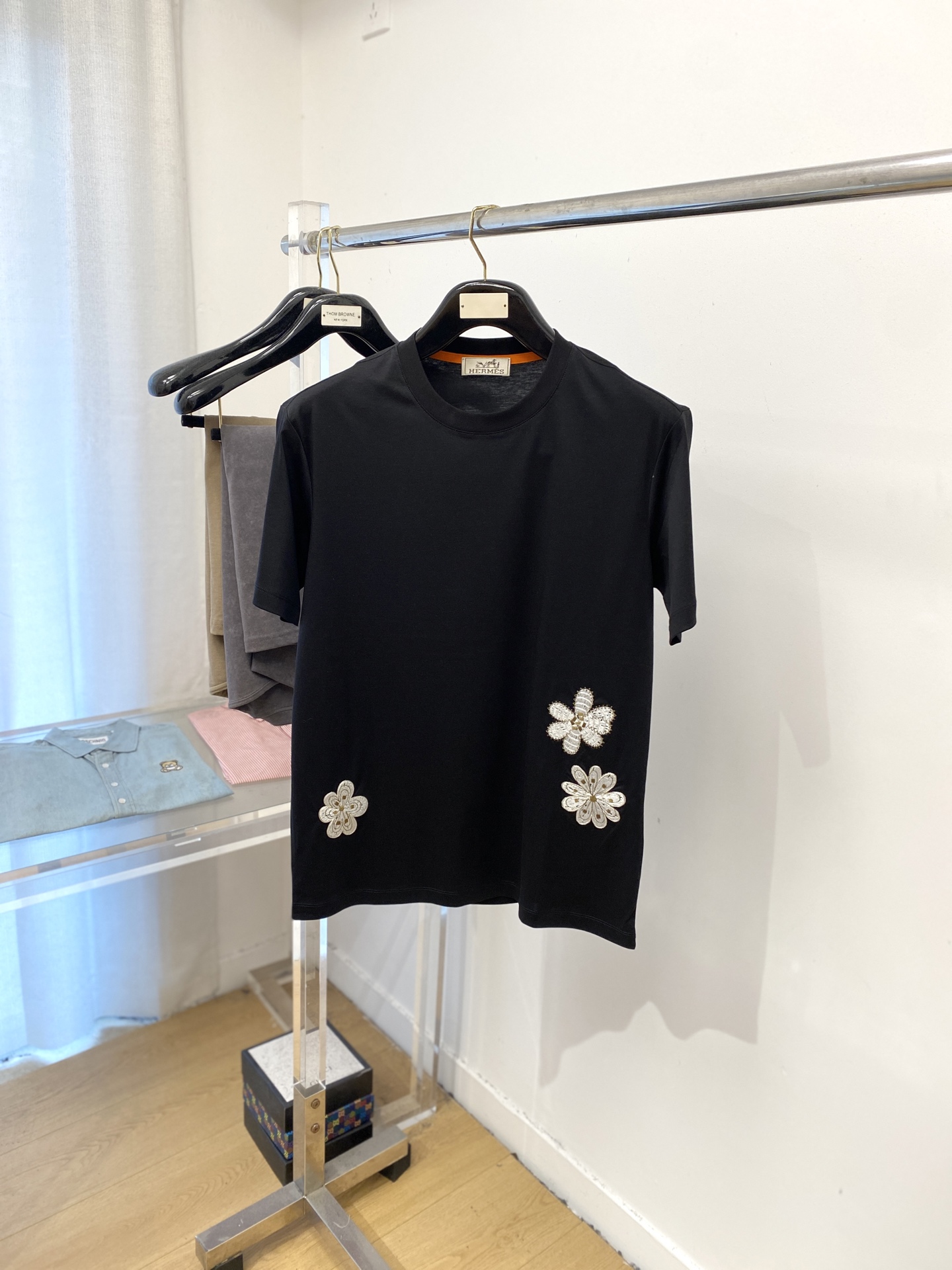 NO:489688,Hermes, the latest short-sleeved T-shirt in 2025, handsome and fashionable, exquisite embroidered pattern logo under the clothes, simple and versatile style. The fabric cotton is not only crisp, maintains the trendy silhouette, but also comfortable to wear, and the yarn is more delicate, and the number of codes M-3XL,, hermes, T-shirt,tees, t-shirt,alexander wang19860909爱马仕、2025最新款短袖T恤,帅气时尚,衣下精致刺绣图案logo,简约百搭款.面料棉 不仅挺括,保持潮流的廓形,又穿着舒适,纱织更细腻,码数 M-3XL,,hermes,T-shirt,tees，t-shirt,alexander wang,Men's clothing