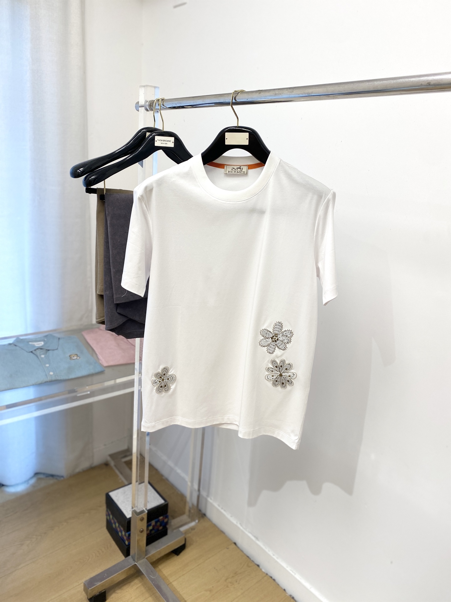 NO:467399,Hermes, the latest short-sleeved T-shirt in 2025, handsome and fashionable, exquisite embroidered pattern logo under the clothes, simple and versatile style. The fabric cotton is not only crisp, maintains the trendy silhouette, but also comfortable to wear, and the yarn is more delicate, and the number of codes M-3XL,, hermes, T-shirt,tees, t-shirt,alexander wang19860909爱马仕、2025最新款短袖T恤,帅气时尚,衣下精致刺绣图案logo,简约百搭款.面料棉 不仅挺括,保持潮流的廓形,又穿着舒适,纱织更细腻,码数 M-3XL,,hermes,T-shirt,tees，t-shirt,alexander wang,Men's clothing