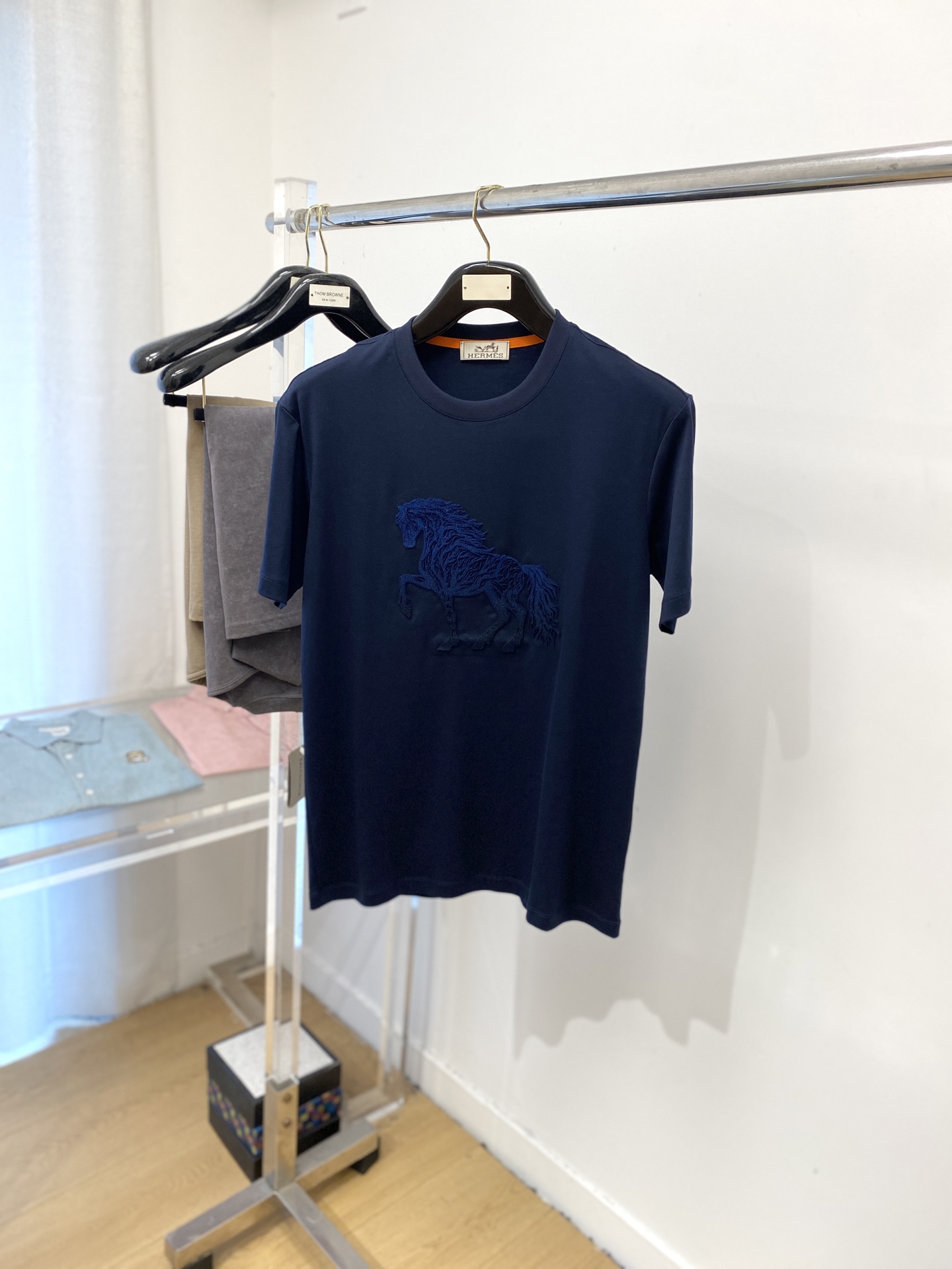 NO:489723,Hermes, the latest short-sleeved T-shirt in 2025, handsome and fashionable, top-level fixed-woven pattern logo on the chest, simple and versatile style. Fabric cotton is not only crisp, maintains a fashionable silhouette, but also comfortable to wear, and the yarn is more delicate, and the number of codes M-3XL,, hermes, T-shirt,tees, t-shirt,alexander wang19860909爱马仕、2025最新款短袖T恤,帅气时尚,胸前顶级定织图案logo,简约百搭款.面料棉 不仅挺括,保持潮流的廓形,又穿着舒适,纱织更细腻,码数 M-3XL,,hermes,T-shirt,tees，t-shirt,alexander wang,Men's clothing