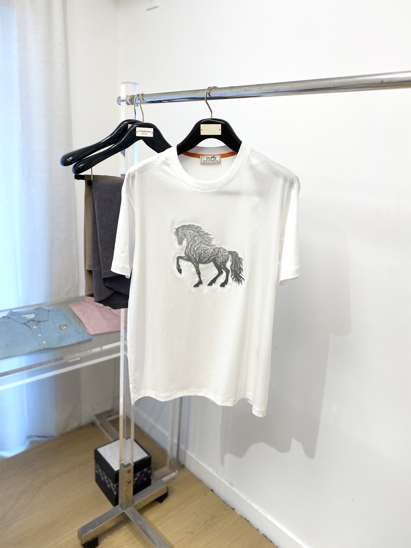 NO:467407,Hermes, the latest short-sleeved T-shirt in 2025, handsome and fashionable, top-quality fixed-woven pattern logo on the chest, simple and versatile style. Fabric cotton is not only crisp, maintains a fashionable silhouette, but also comfortable to wear, and the yarn is more delicate, and the number of codes M-3XL,, hermes, T-shirt,tees, t-shirt,alexander wang19860909爱马仕、2025最新款短袖T恤,帅气时尚,胸前顶级定织图案logo,简约百搭款.面料棉 不仅挺括,保持潮流的廓形,又穿着舒适,纱织更细腻,码数 M-3XL,,hermes,T-shirt,tees，t-shirt,alexander wang,Men's clothing