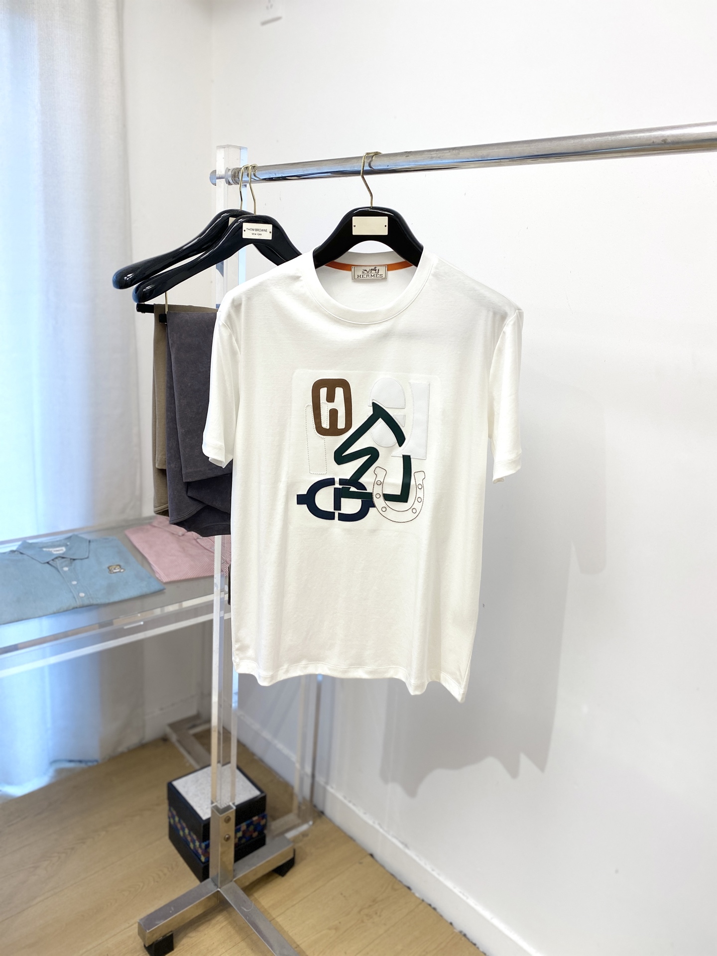 NO:467415,Hermes, the latest short-sleeved T-shirt in 2025, handsome and fashionable, chest embroidered decorative pattern logo, simple and versatile style. Fabric cotton is not only crisp, maintains a fashionable silhouette, but also comfortable to wear, with more delicate yarn, code number M-3XL,, hermes, T-shirt,tees, t-shirt,alexander wang19860909爱马仕、2025最新款短袖T恤,帅气时尚,胸前刺绣装饰图案logo,简约百搭款.面料棉 不仅挺括,保持潮流的廓形,又穿着舒适,纱织更细腻,码数 M-3XL,,hermes,T-shirt,tees，t-shirt,alexander wang,Men's clothing