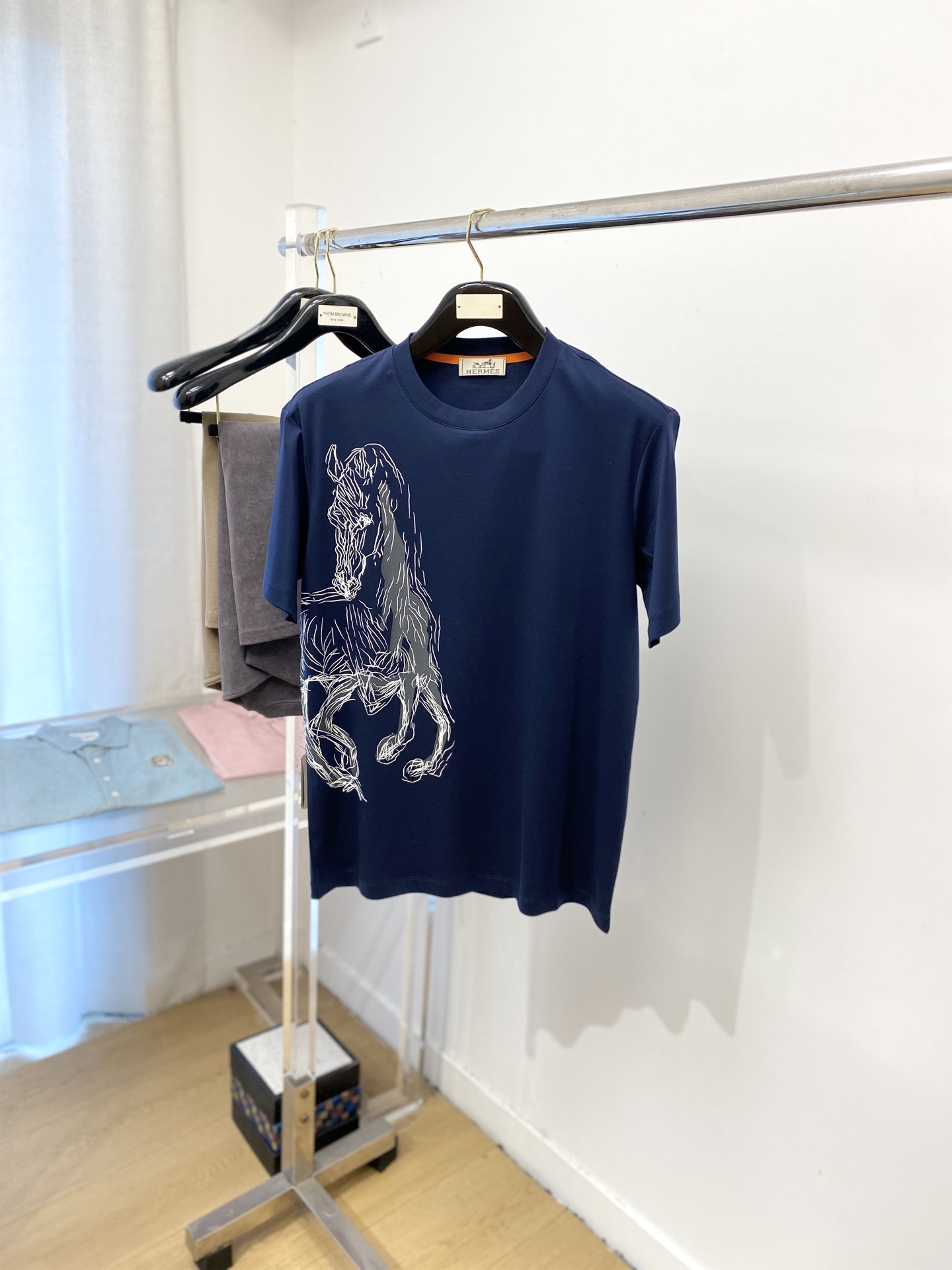 NO:489712,Hermes, the latest short-sleeved T-shirt in 2025, handsome and fashionable, top-grade printed pattern logo on the chest, simple and versatile style. Fabric cotton is not only crisp, maintains a fashionable silhouette, but also comfortable to wear, with more delicate yarn, and size M-3XL,, hermes, T-shirt,tees, t-shirt,alexander wang19860909爱马仕、2025最新款短袖T恤,帅气时尚,胸前顶级印花图案logo,简约百搭款.面料棉 不仅挺括,保持潮流的廓形,又穿着舒适,纱织更细腻,码数 M-3XL,,hermes,T-shirt,tees，t-shirt,alexander wang,Men's clothing