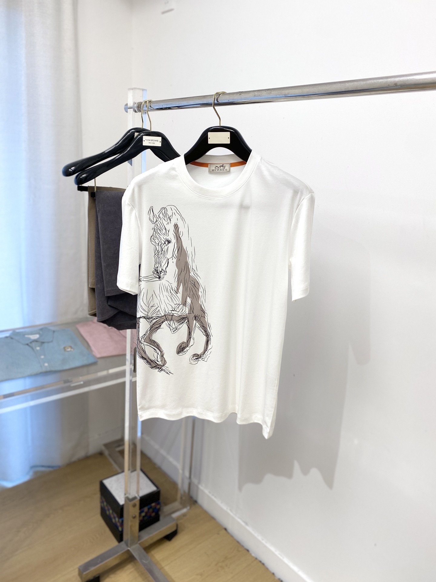 NO:467422,Hermes, the latest short-sleeved T-shirt in 2025, handsome and fashionable, top-grade printed pattern logo on the chest, simple and versatile style. Fabric cotton is not only crisp, maintains a fashionable silhouette, but also comfortable to wear, with more delicate yarn, and size M-3XL,, hermes, T-shirt,tees, t-shirt,alexander wang19860909爱马仕、2025最新款短袖T恤,帅气时尚,胸前顶级印花图案logo,简约百搭款.面料棉 不仅挺括,保持潮流的廓形,又穿着舒适,纱织更细腻,码数 M-3XL,,hermes,T-shirt,tees，t-shirt,alexander wang,Men's clothing