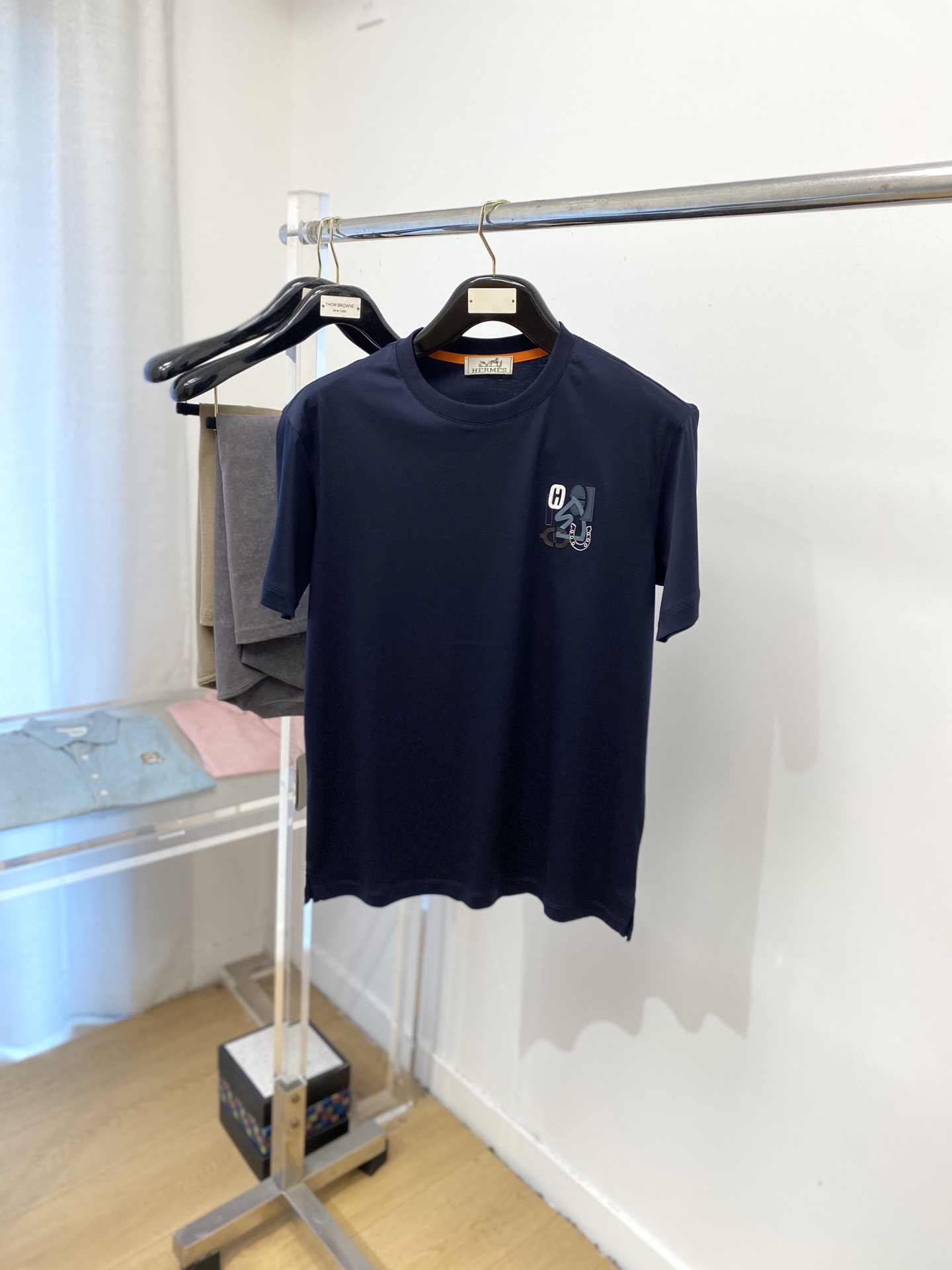 NO:489707,Hermes, the latest short-sleeved T-shirt in 2025, handsome and fashionable, chest embroidered decorative pattern logo, simple and versatile style. Fabric cotton is not only crisp, maintains a fashionable silhouette, but also comfortable to wear, with more delicate yarn, code number M-3XL,, hermes, T-shirt,tees, t-shirt,alexander wang19860909爱马仕、2025最新款短袖T恤,帅气时尚,胸前刺绣装饰图案logo,简约百搭款.面料棉 不仅挺括,保持潮流的廓形,又穿着舒适,纱织更细腻,码数 M-3XL,,hermes,T-shirt,tees，t-shirt,alexander wang,Men's clothing