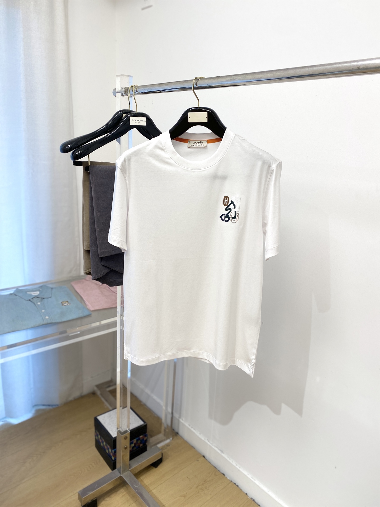 NO:467429,Hermes, the latest short-sleeved T-shirt in 2025, handsome and fashionable, chest embroidered decorative pattern logo, simple and versatile style. Fabric cotton is not only crisp, maintains a fashionable silhouette, but also comfortable to wear, with more delicate yarn, code number M-3XL,, hermes, T-shirt,tees, t-shirt,alexander wang19860909爱马仕、2025最新款短袖T恤,帅气时尚,胸前刺绣装饰图案logo,简约百搭款.面料棉 不仅挺括,保持潮流的廓形,又穿着舒适,纱织更细腻,码数 M-3XL,,hermes,T-shirt,tees，t-shirt,alexander wang,Men's clothing