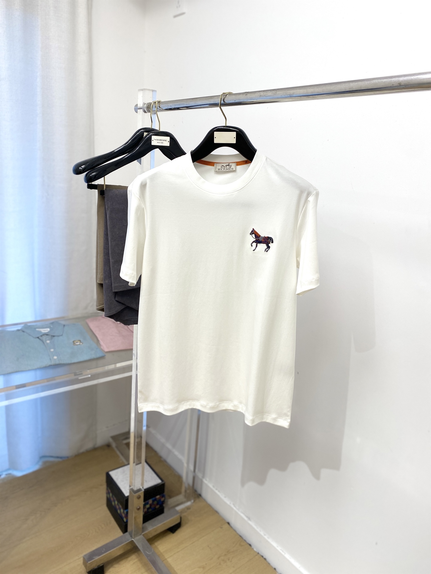 NO:467435,Hermes, the latest short-sleeved T-shirt in 2025, handsome and fashionable, exquisite embroidered pattern logo on the chest, simple and versatile style. Fabric cotton is not only crisp, maintains a fashionable silhouette, but also comfortable to wear, with more delicate yarn, code number M-3XL,, hermes, T-shirt,tees, t-shirt,alexander wang19860909爱马仕、2025最新款短袖T恤,帅气时尚,胸前精致刺绣图案logo,简约百搭款.面料棉 不仅挺括,保持潮流的廓形,又穿着舒适,纱织更细腻,码数 M-3XL,,hermes,T-shirt,tees，t-shirt,alexander wang,Men's clothing