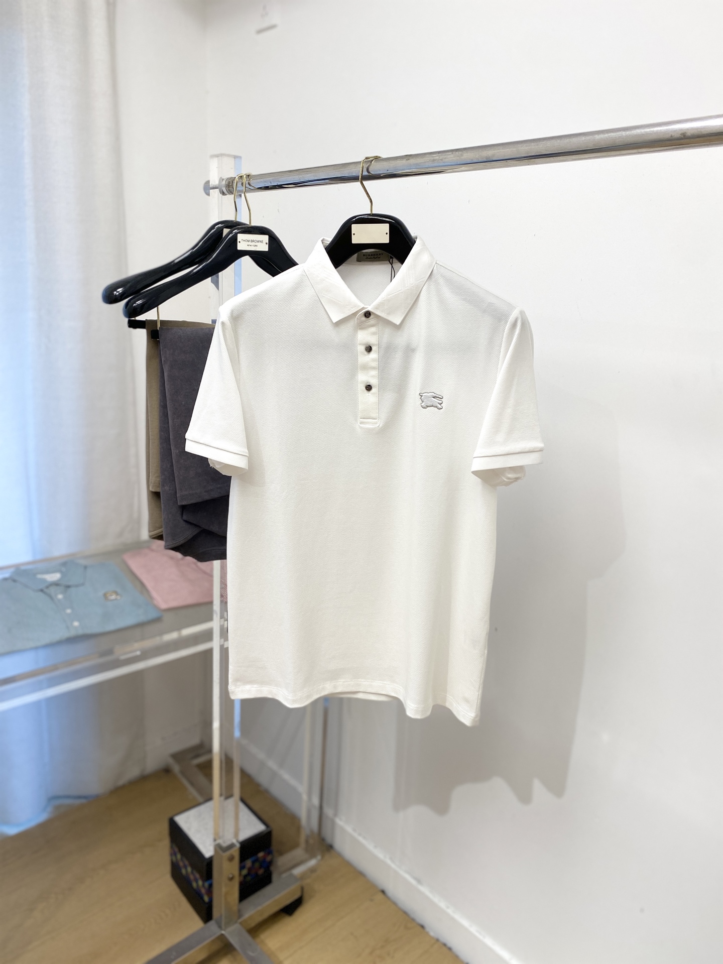NO:467441,Burberry, the latest short-sleeved T-shirt in 2025, handsome and fashionable, with concave embroidery pattern logo on the chest, simple and versatile style. Fabric cotton is not only crisp, maintains a fashionable silhouette, but also comfortable to wear, with more delicate yarn, and size M-3XL, burberry, T-shirt, tees, t-shirt, alexander wang19860909巴宝莉、2025最新款短袖T恤,帅气时尚,胸前凹凸刺绣图案logo,简约百搭款.面料棉 不仅挺括,保持潮流的廓形,又穿着舒适,纱织更细腻,码数 M-3XL,,burberry,T-shirt,tees，t-shirt,alexander wang,Men's clothing