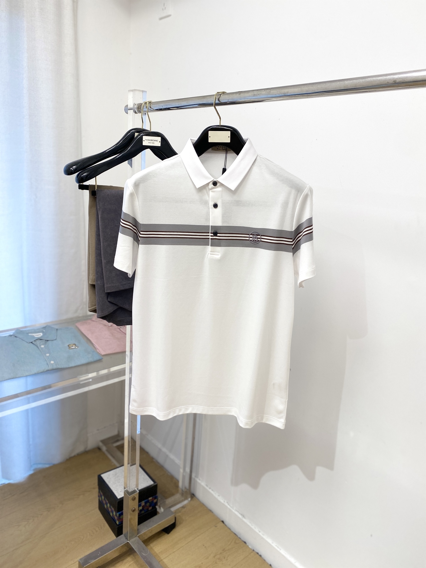 NO:467449,Burberry, the latest short-sleeved T-shirt in 2025, handsome and fashionable, exquisite embroidered letter logo on the chest, simple and versatile style. Fabric cotton is not only crisp, maintains a fashionable silhouette, but also comfortable to wear, with more delicate yarn, and size M-3XL, burberry, T-shirt, tees, t-shirt, alexander wang19860909巴宝莉、2025最新款短袖T恤,帅气时尚,胸前精致刺绣字母logo,简约百搭款.面料棉 不仅挺括,保持潮流的廓形,又穿着舒适,纱织更细腻,码数 M-3XL,,burberry,T-shirt,tees，t-shirt,alexander wang,Men's clothing