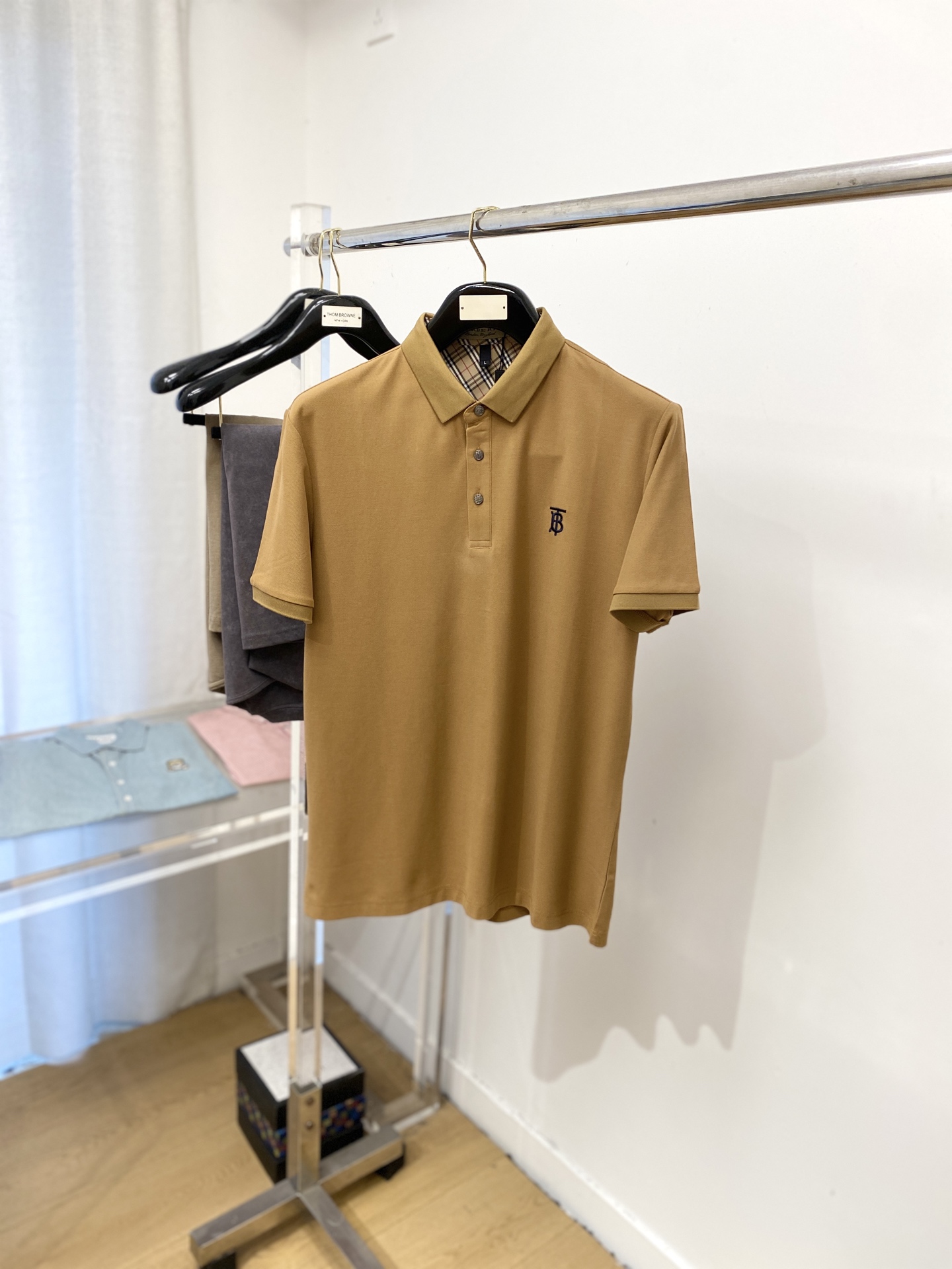 NO:467394,Burberry, the latest short-sleeved T-shirt in 2025, handsome and fashionable, exquisite embroidered letter logo on the chest, simple and versatile style. The fabric cotton is not only crisp, maintains the trendy silhouette, and is comfortable to wear, and the yarn is more delicate, the number M-3XL, burberry, T-shirt, tees, t-shirt, alexander wang19860909巴宝莉、2025最新款短袖T恤,帅气时尚,胸前精致刺绣字母logo,简约百搭款.面料棉 不仅挺括,保持潮流的廓形,又穿着舒适,纱织更细腻,码数M-3XL,,burberry,T-shirt,tees，t-shirt,alexander wang,Men's clothing