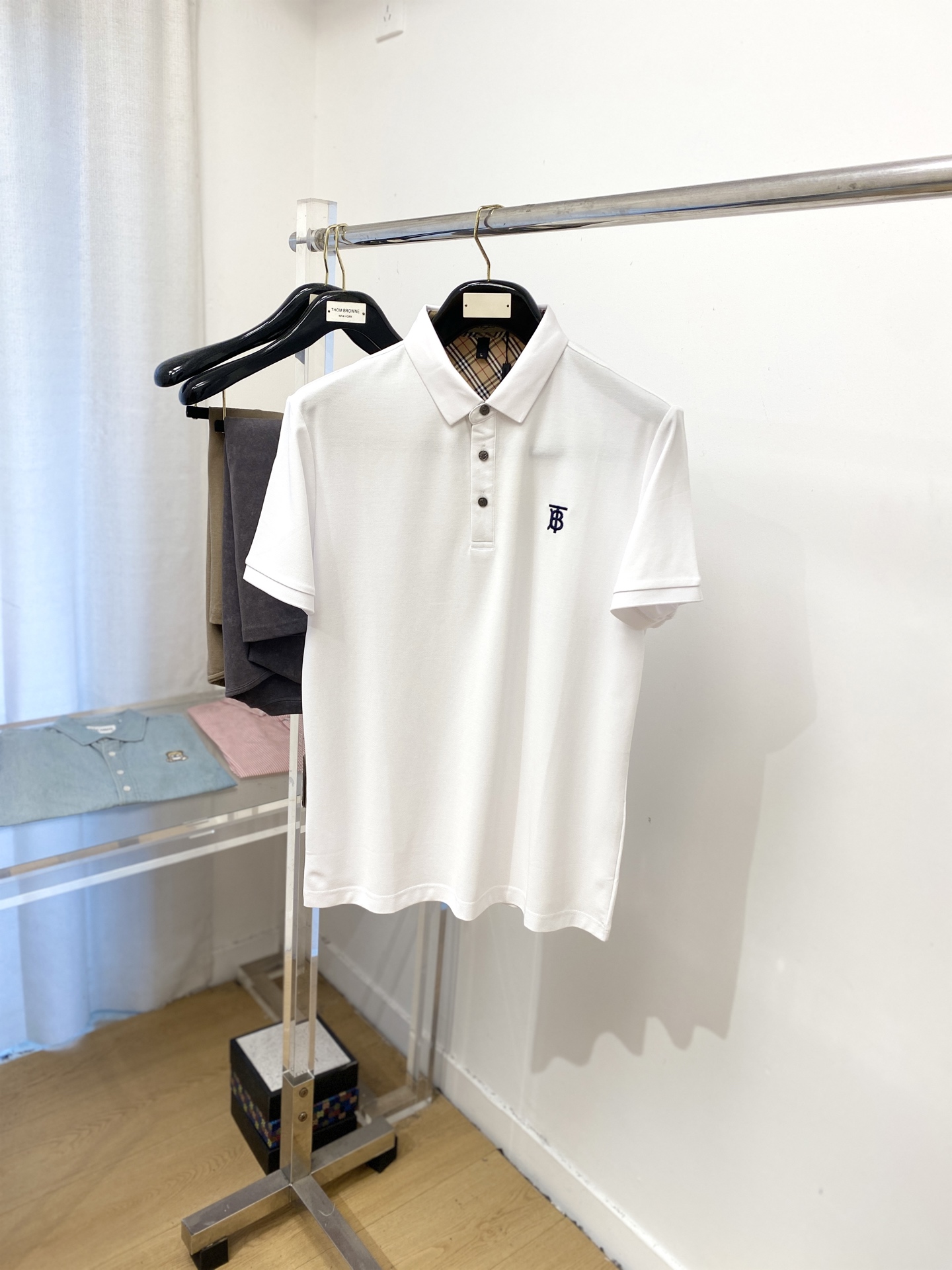 NO:467410,Burberry, the latest short-sleeved T-shirt in 2025, handsome and fashionable, exquisite embroidered letter logo on the chest, simple and versatile style. The fabric cotton is not only crisp, maintains the trendy silhouette, and is comfortable to wear, and the yarn is more delicate, the number M-3XL, burberry, T-shirt, tees, t-shirt, alexander wang19860909巴宝莉、2025最新款短袖T恤,帅气时尚,胸前精致刺绣字母logo,简约百搭款.面料棉 不仅挺括,保持潮流的廓形,又穿着舒适,纱织更细腻,码数M-3XL,,burberry,T-shirt,tees，t-shirt,alexander wang,Men's clothing