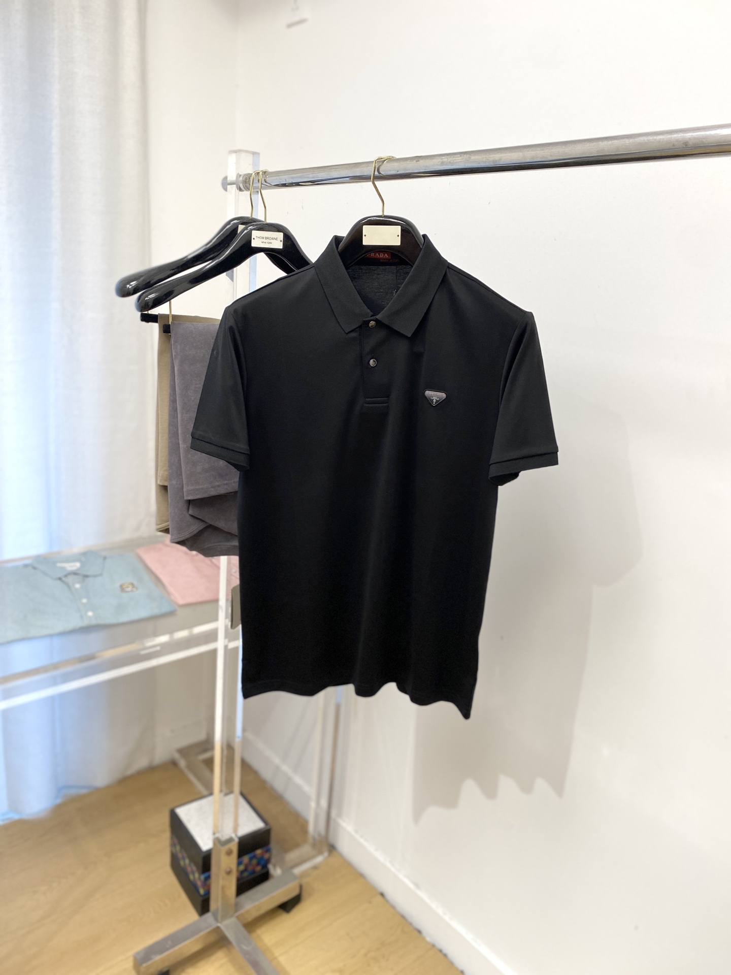 NO:467402,Prada, the latest short-sleeved T-shirt in 2025, handsome and fashionable, chest design, bump-printed letter logo, simple and versatile style. The fabric cotton is not only crisp, maintains the trendy silhouette, and is comfortable to wear, and the yarn is more delicate, the number M-3XL, prada, T-shirt,tees, t-shirt,alexander wang19860909普拉达、2025最新款短袖T恤,帅气时尚,胸前设计凹凸印胶字母logo,简约百搭款.面料棉 不仅挺括,保持潮流的廓形,又穿着舒适,纱织更细腻,码数M-3XL,,prada,T-shirt,tees，t-shirt,alexander wang,Men's clothing