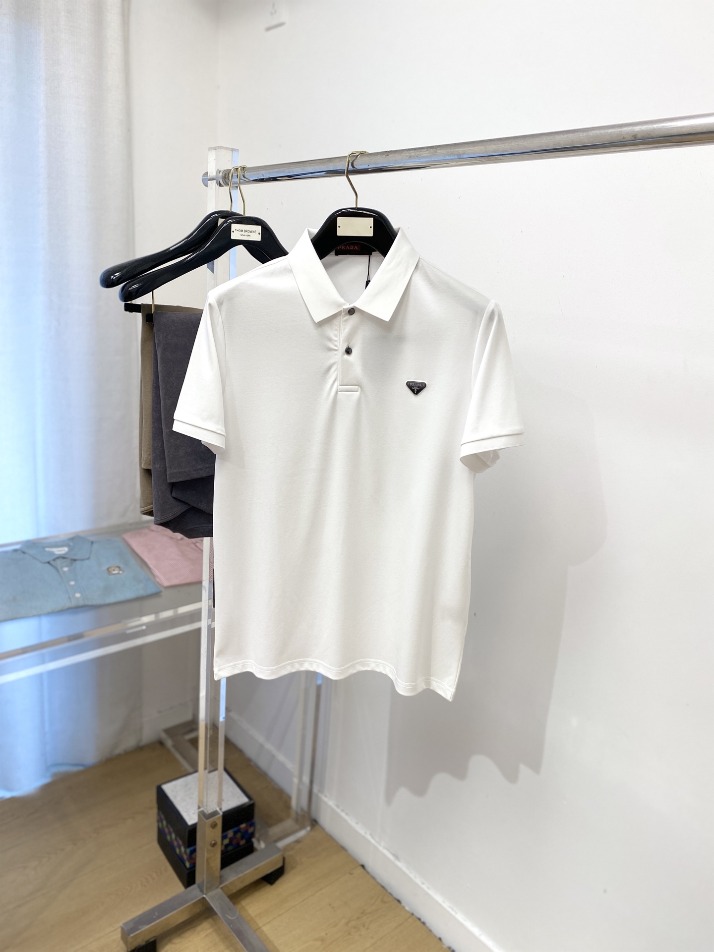 NO:467417,Prada, the latest short-sleeved T-shirt in 2025, handsome and fashionable, chest design, bump-printed letter logo, simple and versatile style. The fabric cotton is not only crisp, maintains the trendy silhouette, and is comfortable to wear, and the yarn is more delicate, the number M-3XL, prada, T-shirt,tees, t-shirt,alexander wang19860909普拉达、2025最新款短袖T恤,帅气时尚,胸前设计凹凸印胶字母logo,简约百搭款.面料棉 不仅挺括,保持潮流的廓形,又穿着舒适,纱织更细腻,码数M-3XL,,prada,T-shirt,tees，t-shirt,alexander wang,Men's clothing