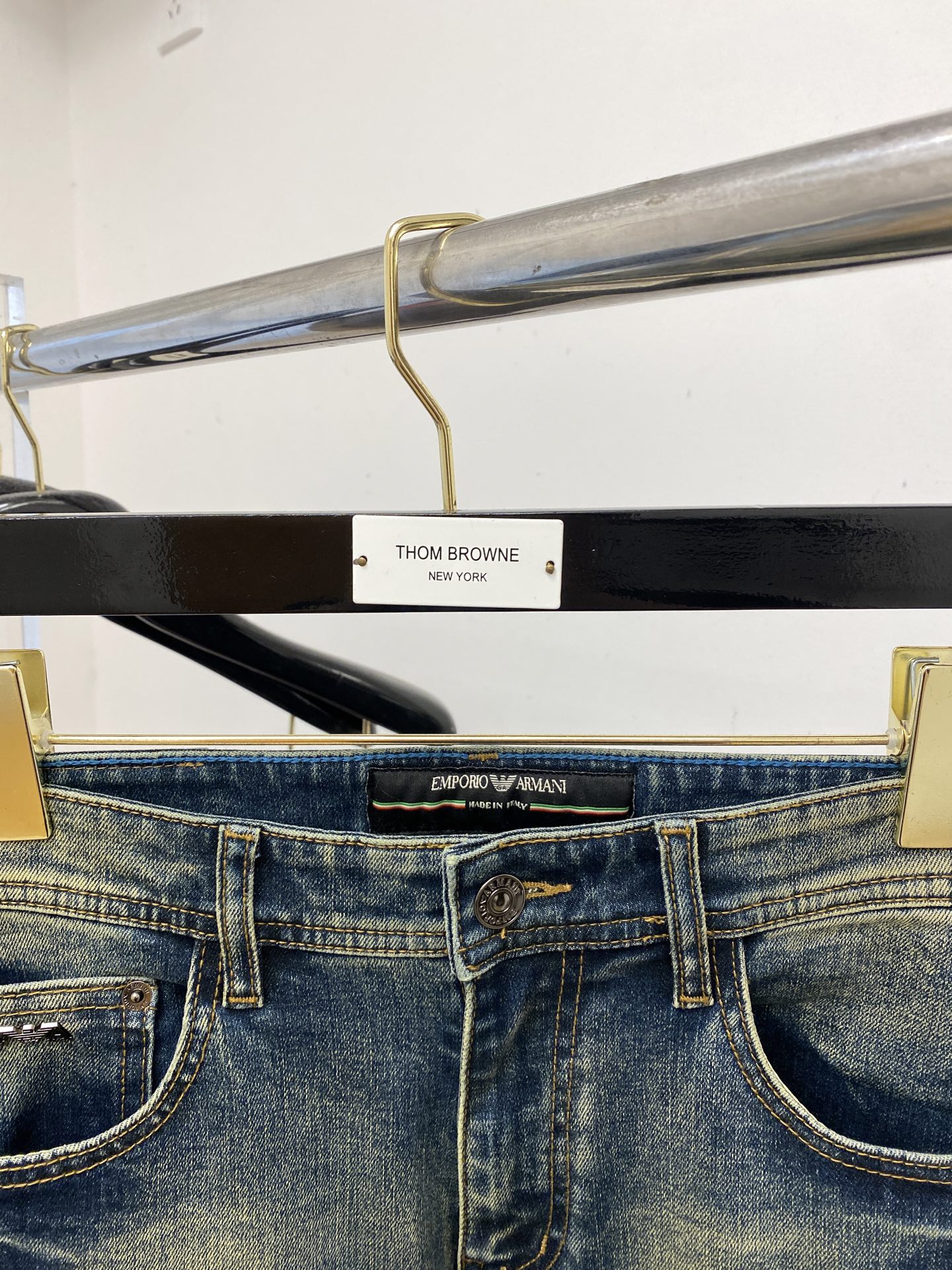 ￼ ￼💰150阿玛尼、2025最新品，专柜同步有售，原单狠货，水洗休闲牛仔裤，进口原版水洗弹力面料，舒适有弹性，原版五金辅料装饰logo，版型超正，档次极高，专柜品质，上身时尚有型，码数29-38 P


