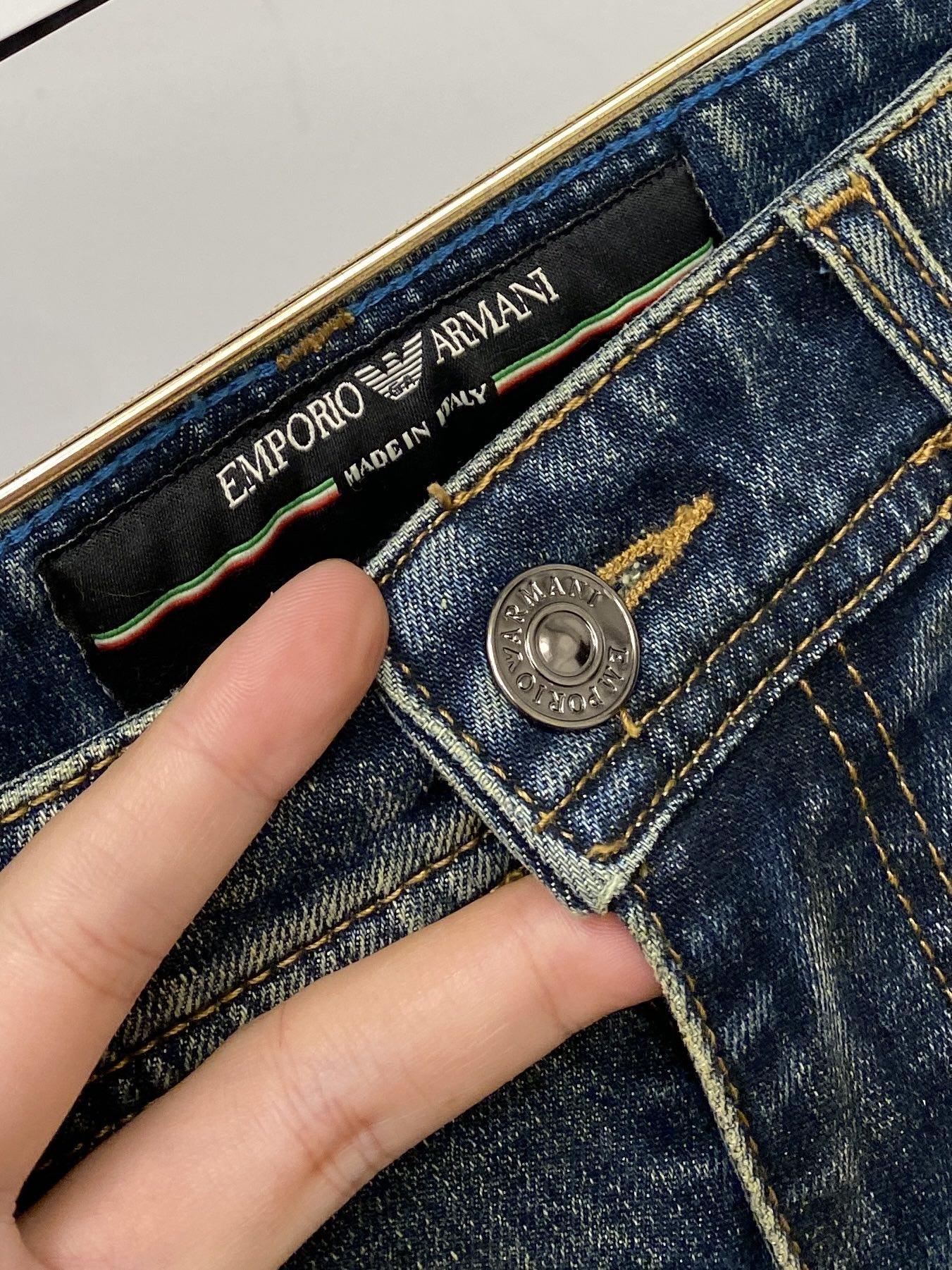 ￼ ￼💰150阿玛尼、2025最新品，专柜同步有售，原单狠货，水洗休闲牛仔裤，进口原版水洗弹力面料，舒适有弹性，原版五金辅料装饰logo，版型超正，档次极高，专柜品质，上身时尚有型，码数29-38 P


