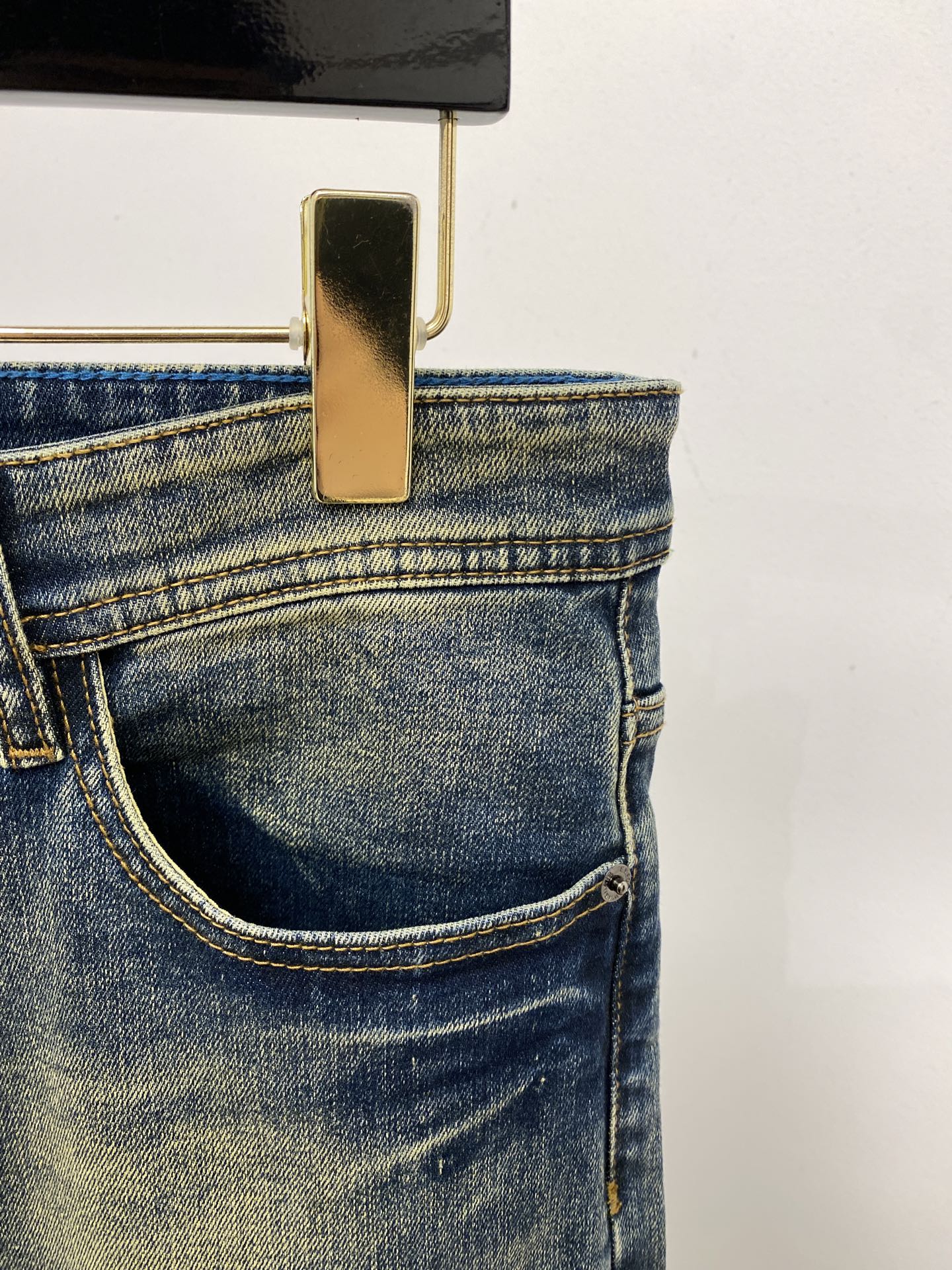 ￼ ￼💰150阿玛尼、2025最新品，专柜同步有售，原单狠货，水洗休闲牛仔裤，进口原版水洗弹力面料，舒适有弹性，原版五金辅料装饰logo，版型超正，档次极高，专柜品质，上身时尚有型，码数29-38 P


