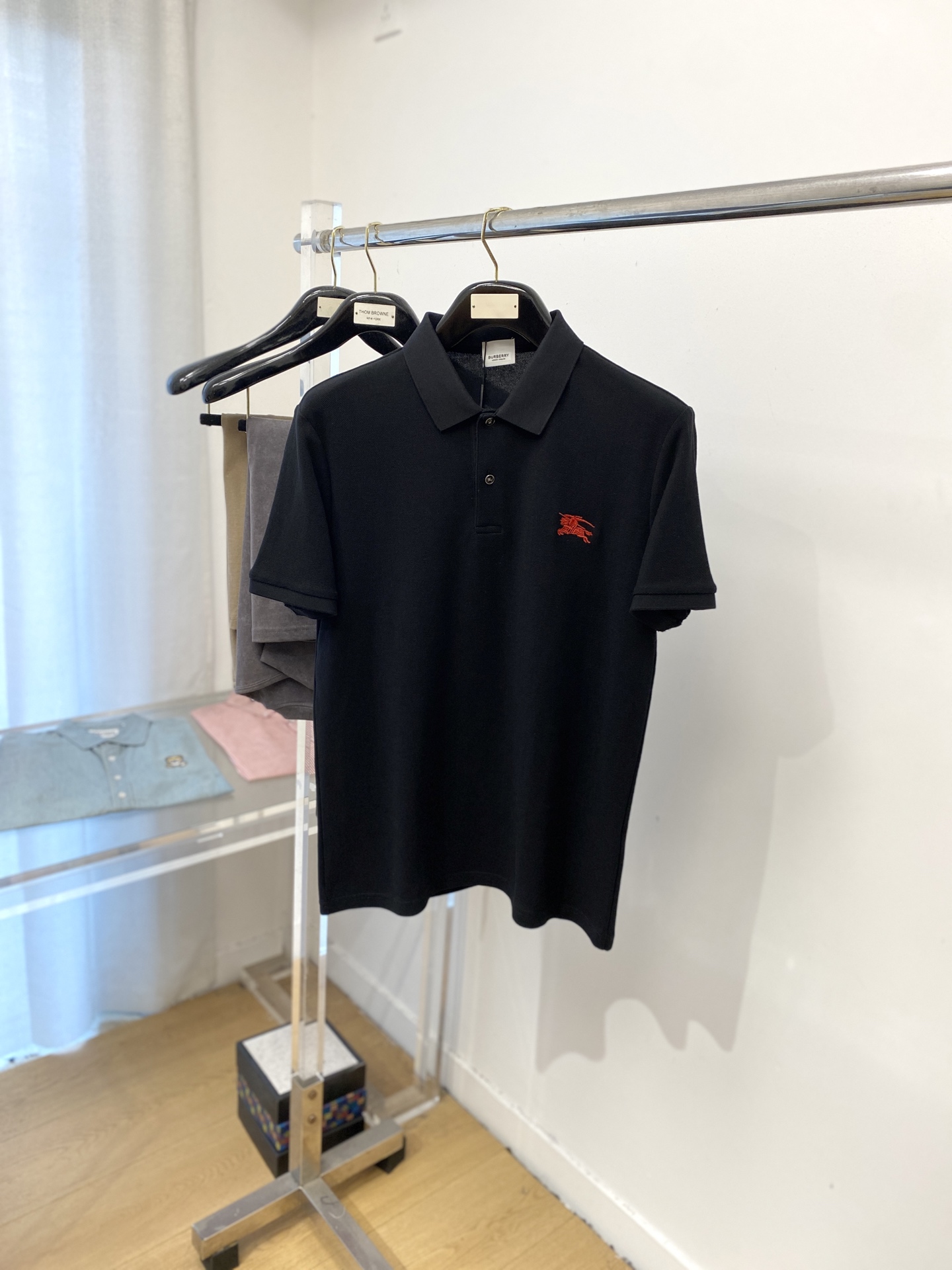 NO:530045,Burberry, the latest short-sleeved T-shirt, handsome and fashionable, exquisite embroidered pattern logo on the chest, simple and versatile style. Fabric cotton is not only crisp, maintains a fashionable silhouette, but also comfortable to wear, and the yarn is more delicate, the number M-3XL, burberry, T-shirt, tees, t-shirt, alexander wang19860909巴宝莉、最新款短袖T恤,帅气时尚,胸前精致刺绣图案logo,简约百搭款.面料棉 不仅挺括,保持潮流的廓形,又穿着舒适,纱织更细腻,码数M-3XL,,burberry,T-shirt,tees，t-shirt,alexander wang,Men's clothing