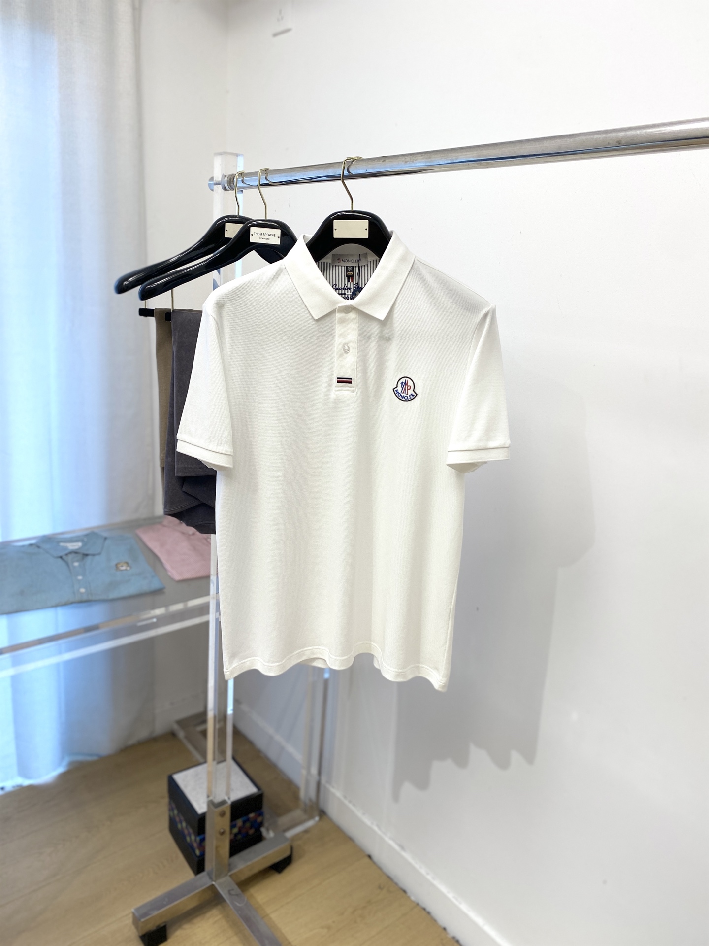 NO:467465,The latest short-sleeved T-shirt in 2025, handsome and fashionable, exquisite embroidered pattern letter logo on the chest, simple and versatile style. The fabric cotton is not only crisp, maintains the trendy silhouette, but also comfortable to wear, and the yarn is more delicate, the number M-3XL, Moncler, T-shirt,tees, t-shirt,alexander wang19860909蒙口、2025最新款短袖T恤,帅气时尚,胸前精致刺绣图案字母logo,简约百搭款.面料棉 不仅挺括,保持潮流的廓形,又穿着舒适,纱织更细腻,码数M-3XL,,Moncler,T-shirt,tees，t-shirt,alexander wang,Men's clothing