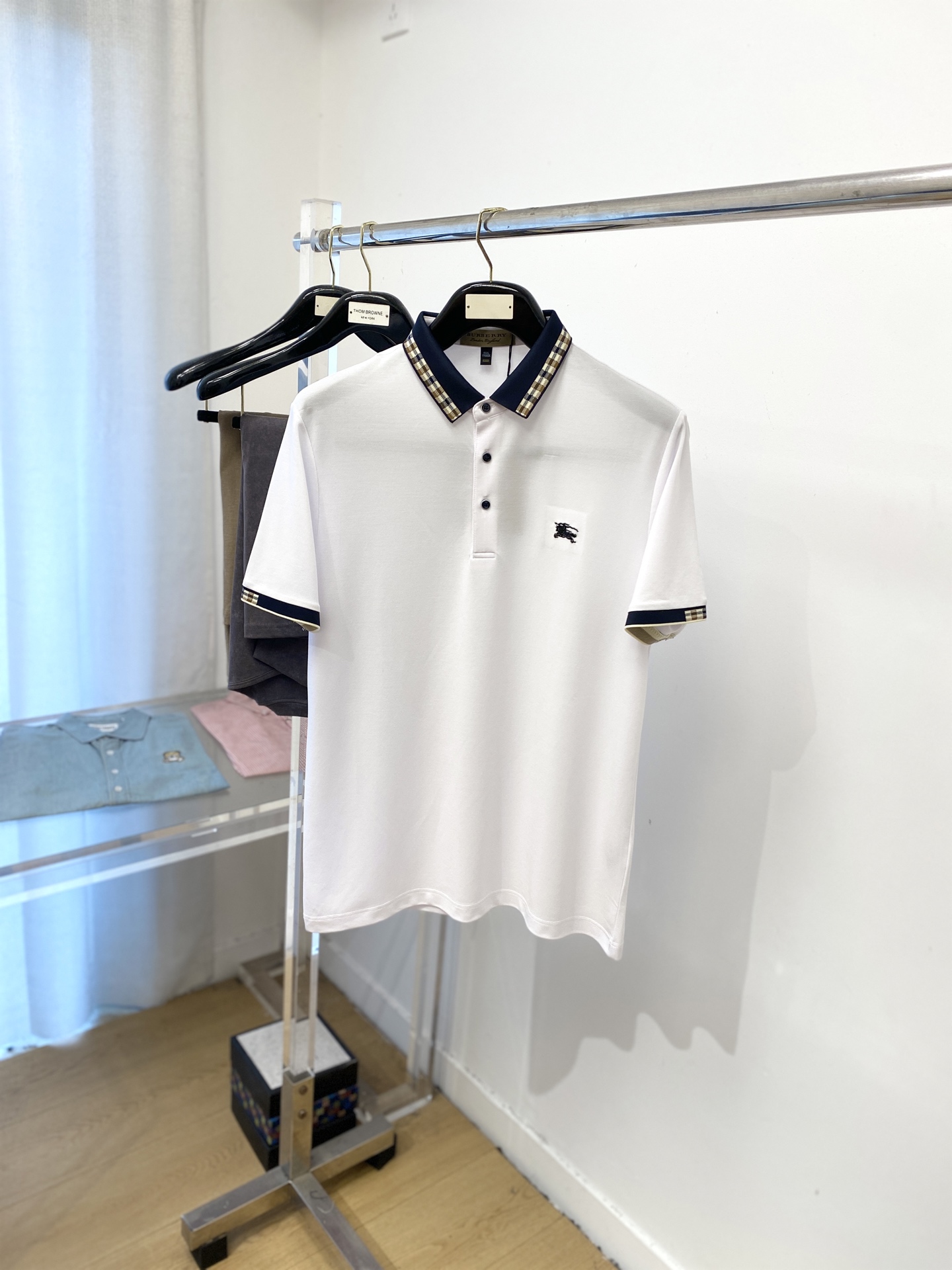 NO:467472,Burberry, the latest short-sleeved T-shirt in 2025, handsome and fashionable, exquisite embroidered pattern logo on the chest, simple and versatile style. The fabric cotton is not only crisp, maintains the trendy silhouette, but also comfortable to wear, and the yarn is more delicate, the number M-3XL, burberry, T-shirt, tees, t-shirt, alexander wang19860909巴宝莉、2025最新款短袖T恤,帅气时尚,胸前精致刺绣图案logo,简约百搭款.面料棉 不仅挺括,保持潮流的廓形,又穿着舒适,纱织更细腻,码数M-3XL,,burberry,T-shirt,tees，t-shirt,alexander wang,Men's clothing