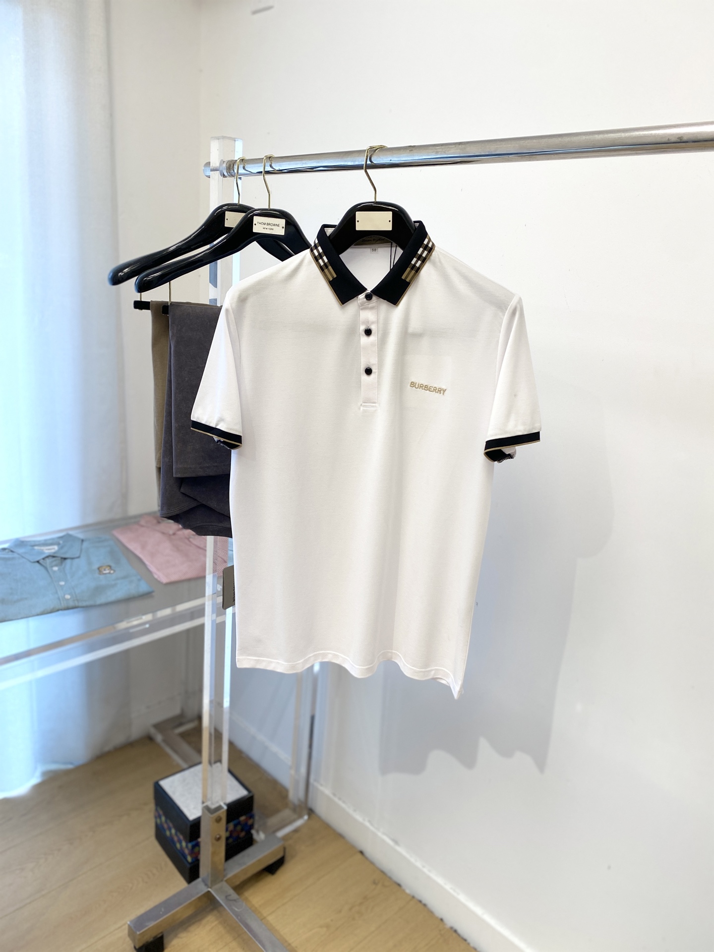 NO:467479,Burberry, the latest short-sleeved T-shirt in 2025, handsome and fashionable, exquisite embroidered letter logo on the chest, simple and versatile style. The fabric cotton is not only crisp, maintains the trendy silhouette, and is comfortable to wear, and the yarn is more delicate, the number M-3XL, burberry, T-shirt, tees, t-shirt, alexander wang19860909巴宝莉、2025最新款短袖T恤,帅气时尚,胸前精致刺绣字母logo,简约百搭款.面料棉 不仅挺括,保持潮流的廓形,又穿着舒适,纱织更细腻,码数M-3XL,,burberry,T-shirt,tees，t-shirt,alexander wang,Men's clothing