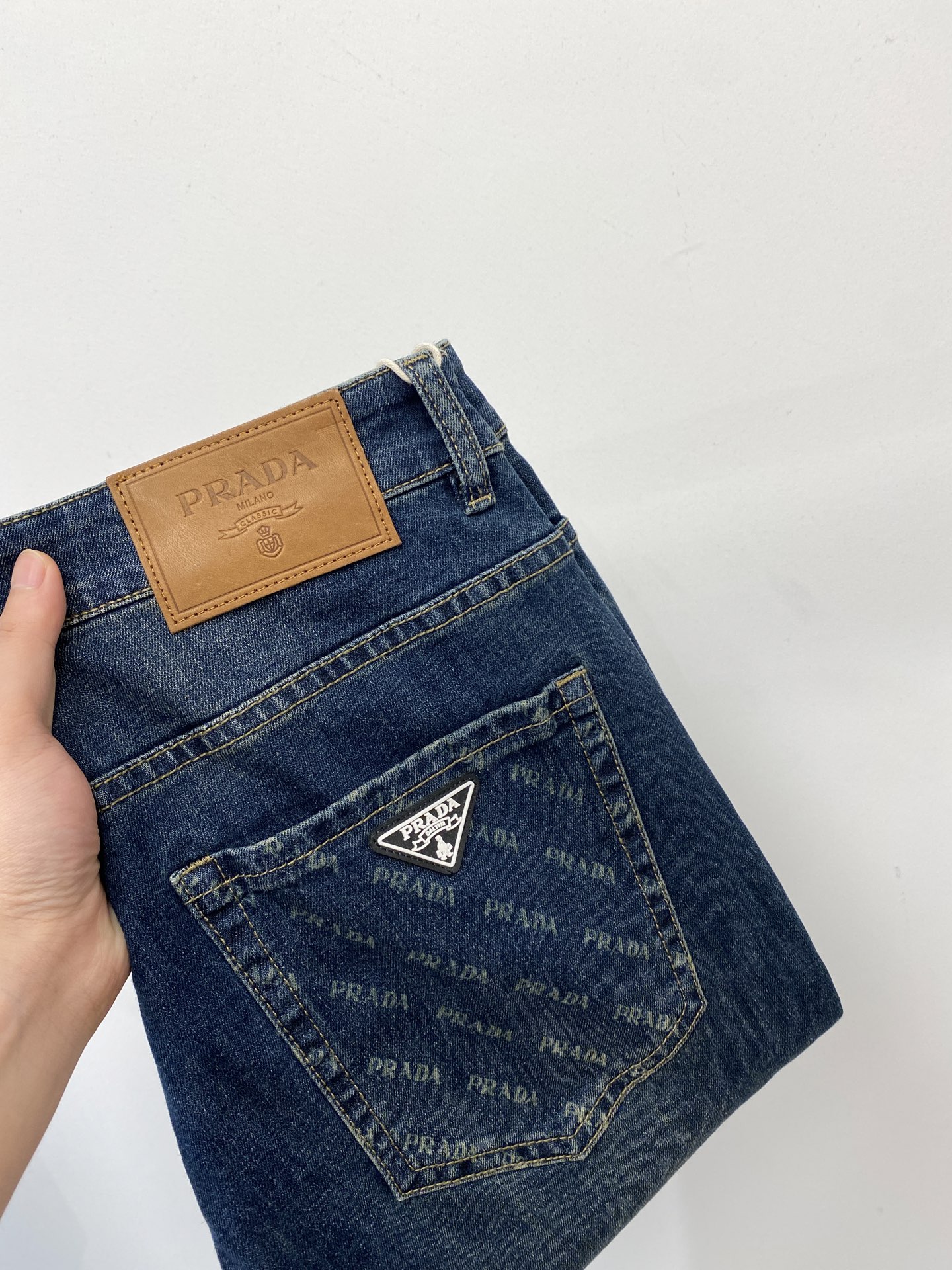 NO:472065,Prada, 2025 latest products, special counters are available at the same time, original singles, washable casual jeans, imported original washable elastic fabric, comfortable and elastic, original hardware and auxiliary decorative logo, super positive style, extremely high grade, counter quality, fashionable and stylish upper body, 29-38, prada, jeans, alexander wang19860909普拉达、2025最新品,专柜同步有售,原单狠货,水洗休闲牛仔裤,进口原版水洗弹力面料,舒适有弹性,原版五金辅料装饰logo,版型超正,档次极高,专柜品质,上身时尚有型,码数29-38,,prada,jeans,alexander wang,Men's clothing