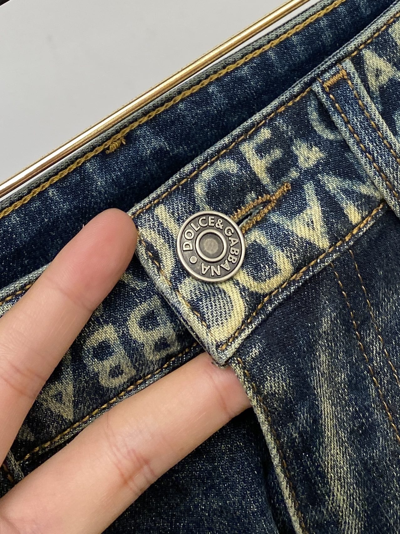 💰155 DG、2025最新品，专柜同步有售，原单狠货，水洗休闲牛仔裤，进口原版水洗弹力面料，舒适有弹性，原版五金辅料装饰logo，版型超正，档次极高，专柜品质，上身时尚有型，码数29-38 