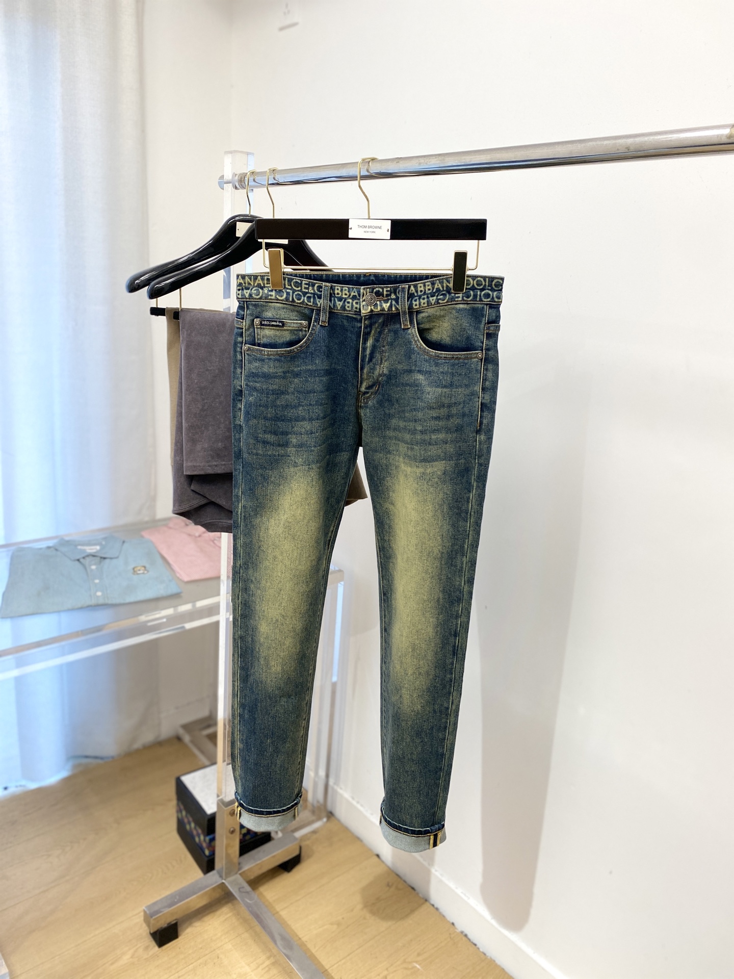 💰155 DG、2025最新品，专柜同步有售，原单狠货，水洗休闲牛仔裤，进口原版水洗弹力面料，舒适有弹性，原版五金辅料装饰logo，版型超正，档次极高，专柜品质，上身时尚有型，码数29-38 