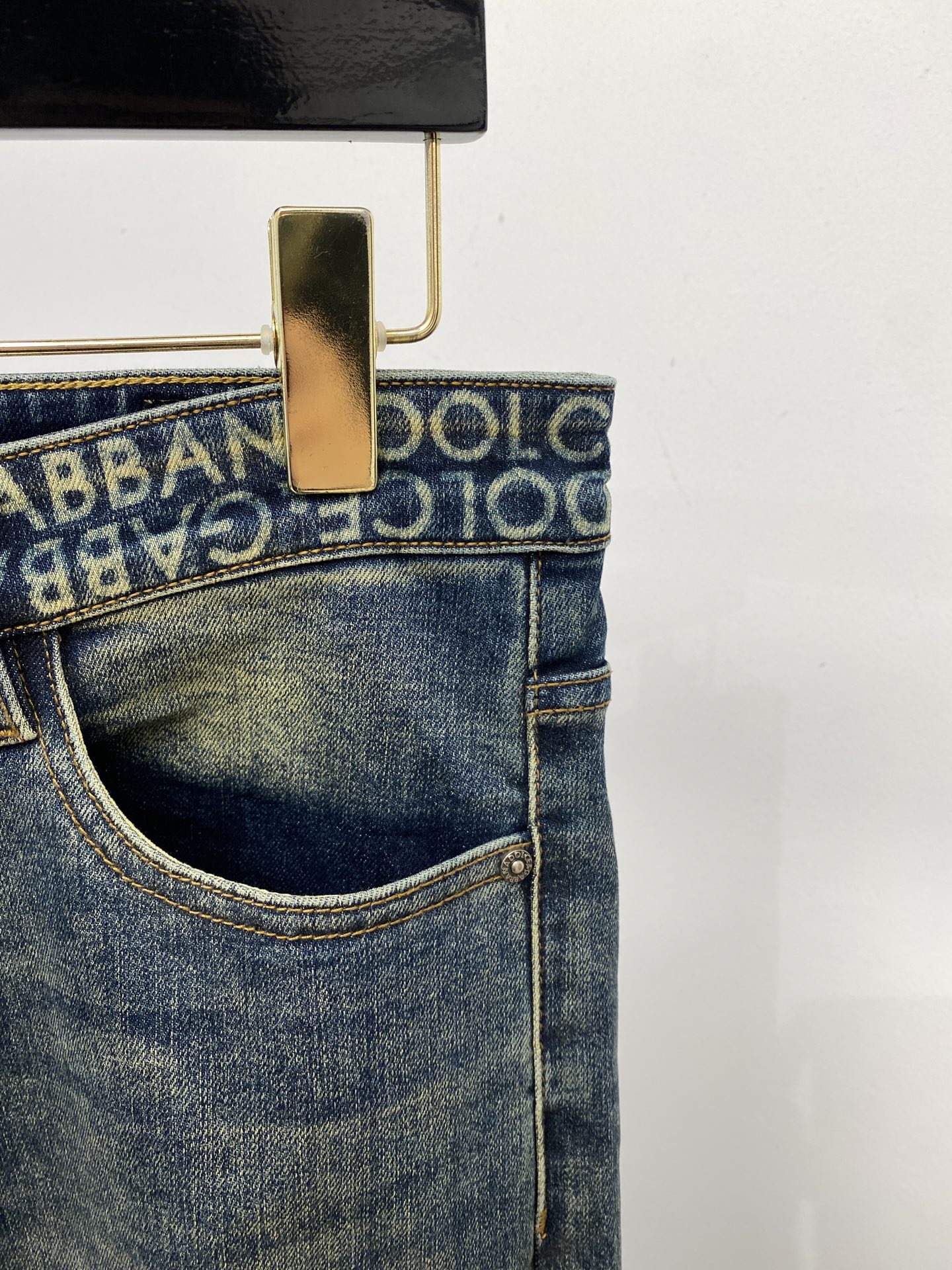 💰155 DG、2025最新品，专柜同步有售，原单狠货，水洗休闲牛仔裤，进口原版水洗弹力面料，舒适有弹性，原版五金辅料装饰logo，版型超正，档次极高，专柜品质，上身时尚有型，码数29-38 