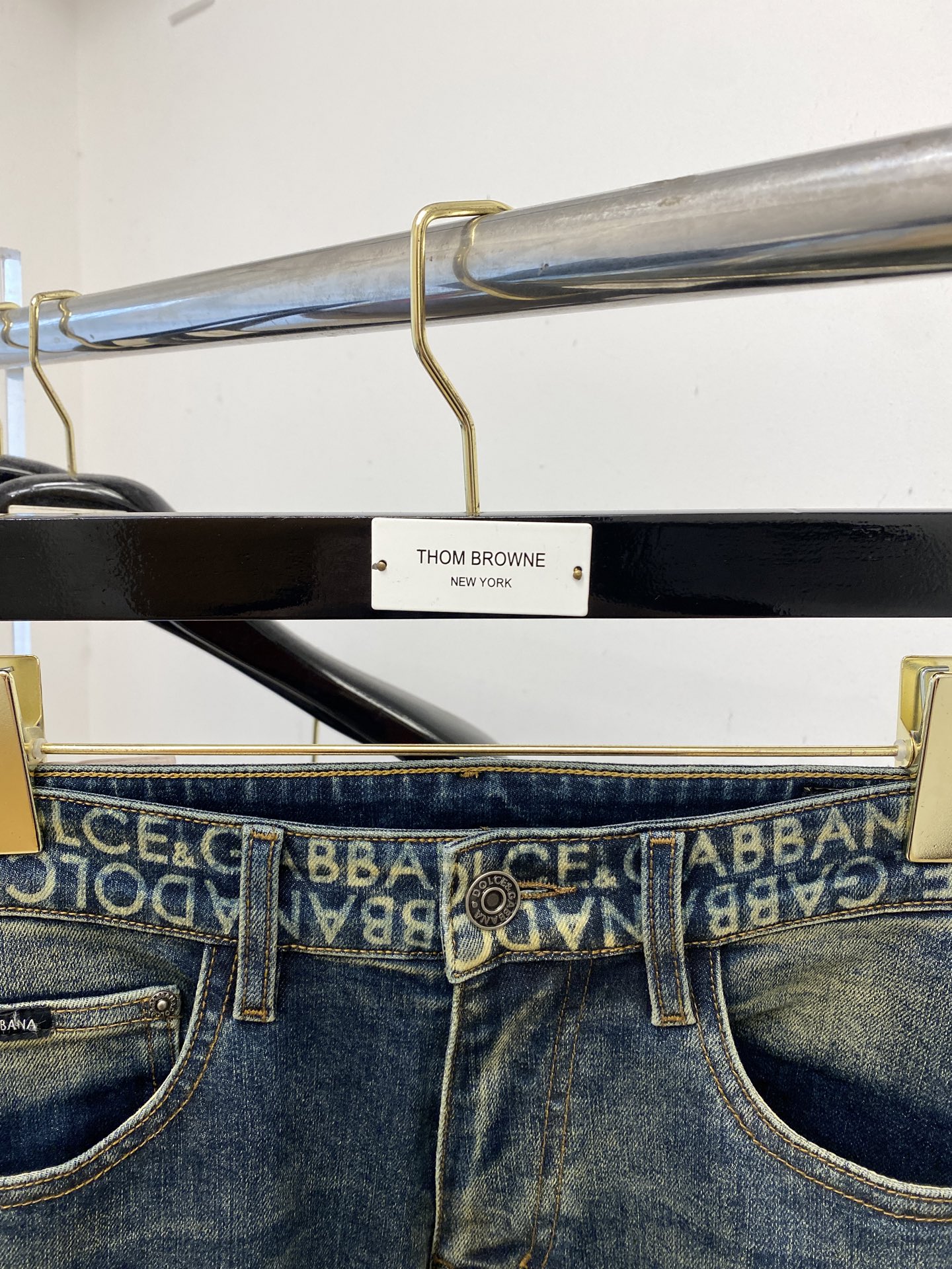 💰155 DG、2025最新品，专柜同步有售，原单狠货，水洗休闲牛仔裤，进口原版水洗弹力面料，舒适有弹性，原版五金辅料装饰logo，版型超正，档次极高，专柜品质，上身时尚有型，码数29-38 